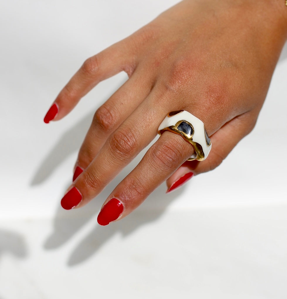 Bague en porcelaine à pois noirs peint à la main couleur noir et or taille 58 FR 