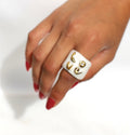 bague en porcelaine émaillée blanche en taille 59 Fr, affichant le mot 'LOVE' sculpté en relief et entièrement recouvert d'or faites à la main