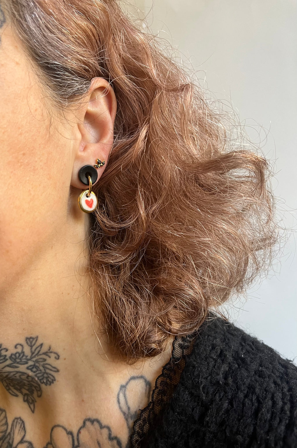 petite boucle d'oreille doré avec motif coeur rouge en porcelaine blanche et touches d'or fait à la main 