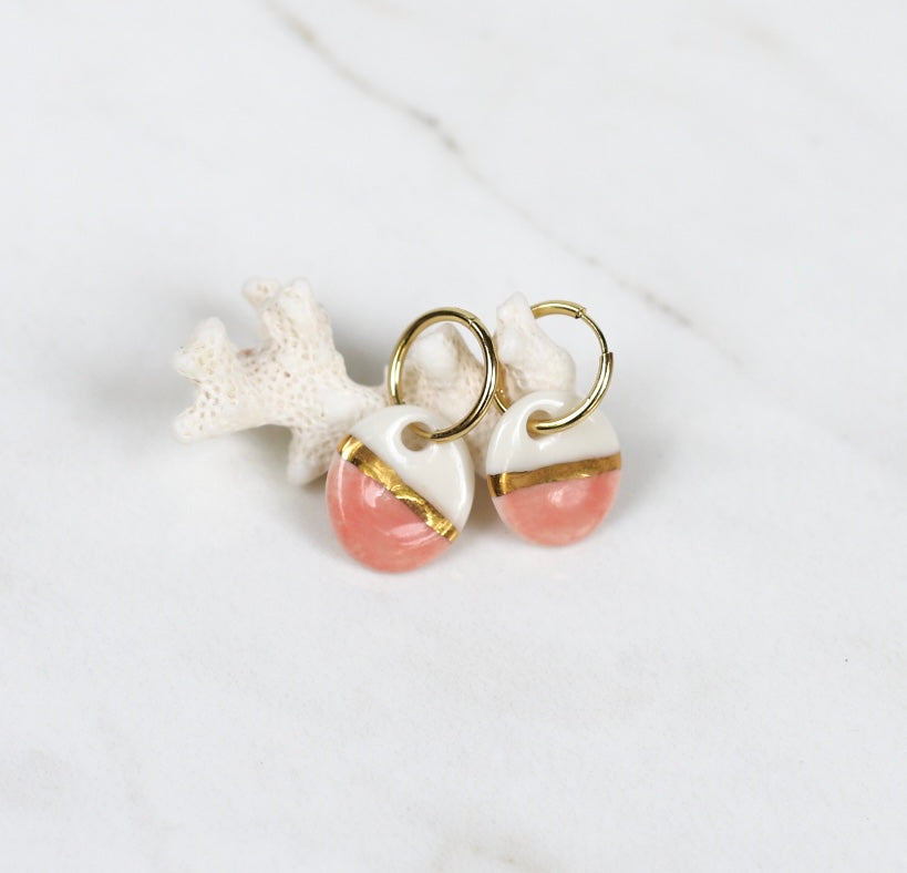 Paire de mini boucles d'oreilles dorées avec petits pendants ronds en porcelaine émaillée blanche et rose corail, avec une touche d'or fait main 