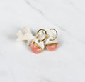 Paire de mini boucles d'oreilles dorées avec petits pendants ronds en porcelaine émaillée blanche et rose corail, avec une touche d'or fait main 