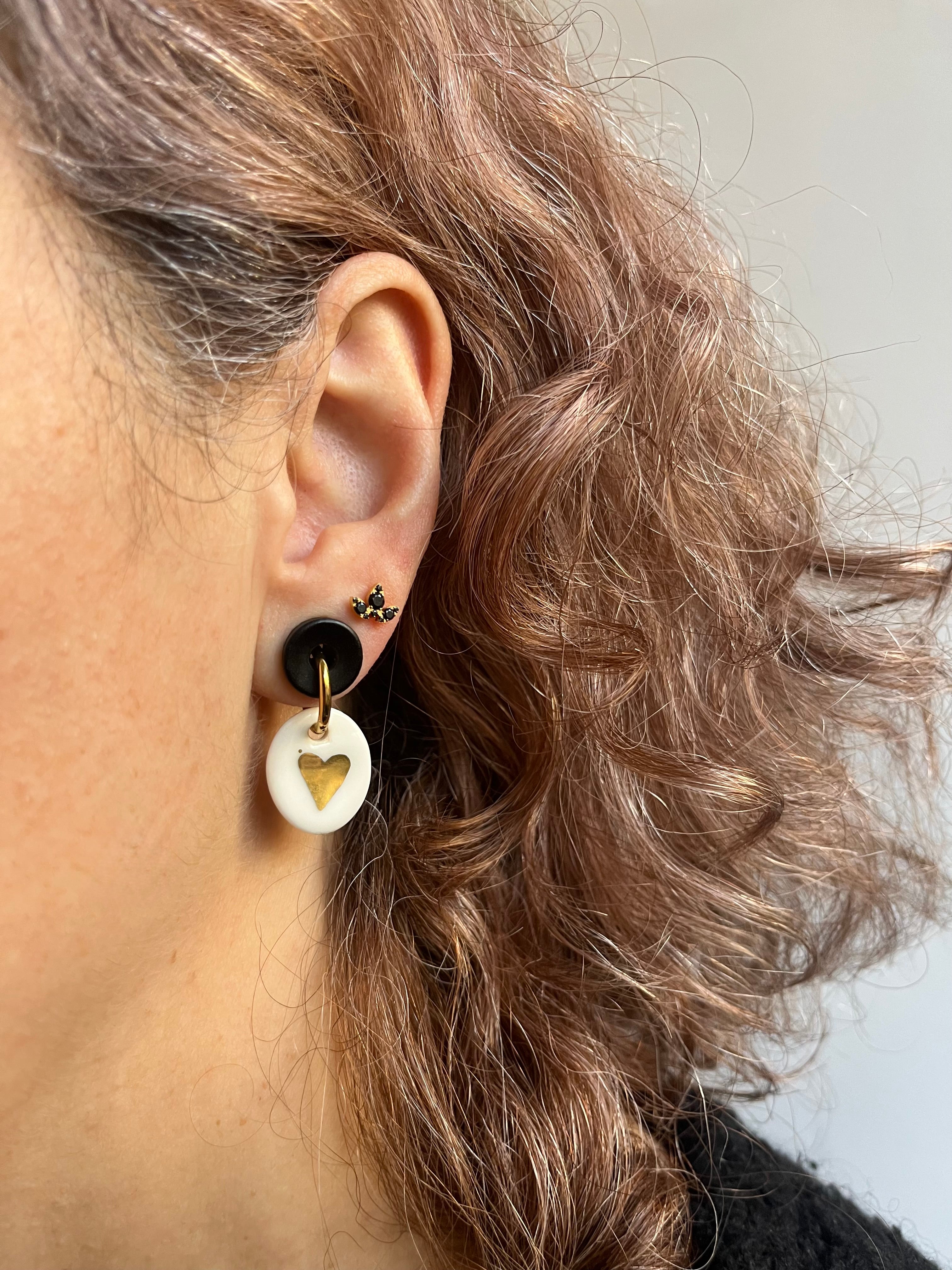 mini boucle 'oreille en porcelaine avec un coeur peint à l'or liquide 