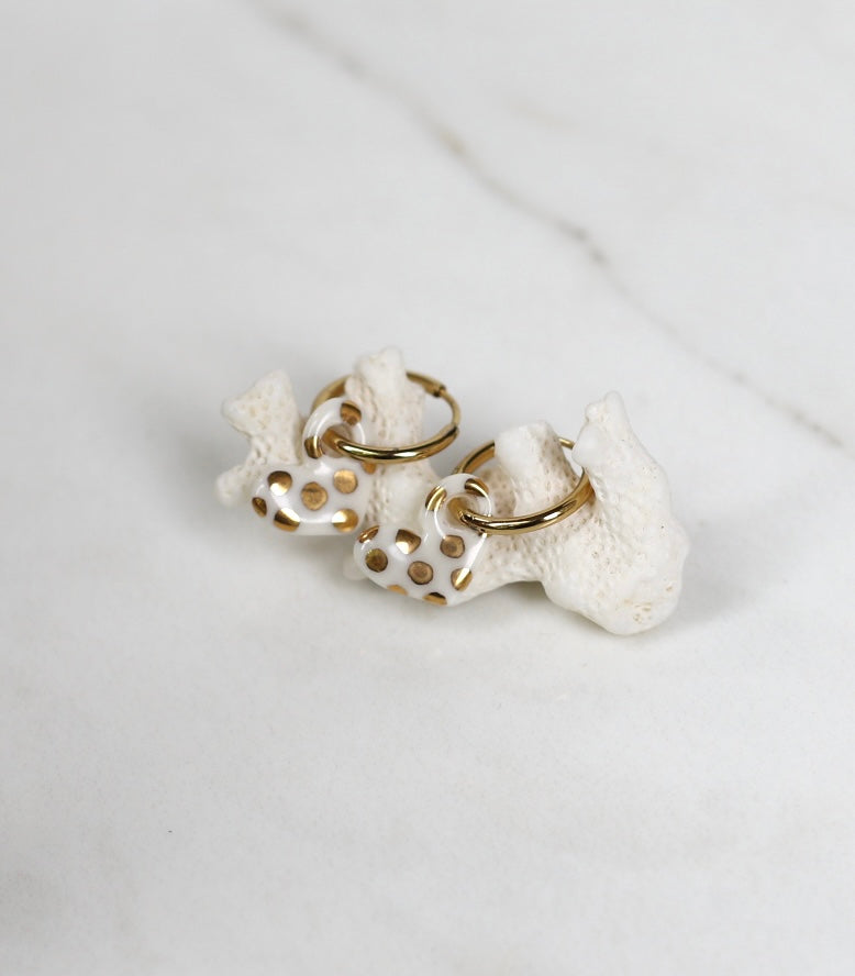 Jolie petite boucle d'oreille en forme de mini coeur en porcelaine 