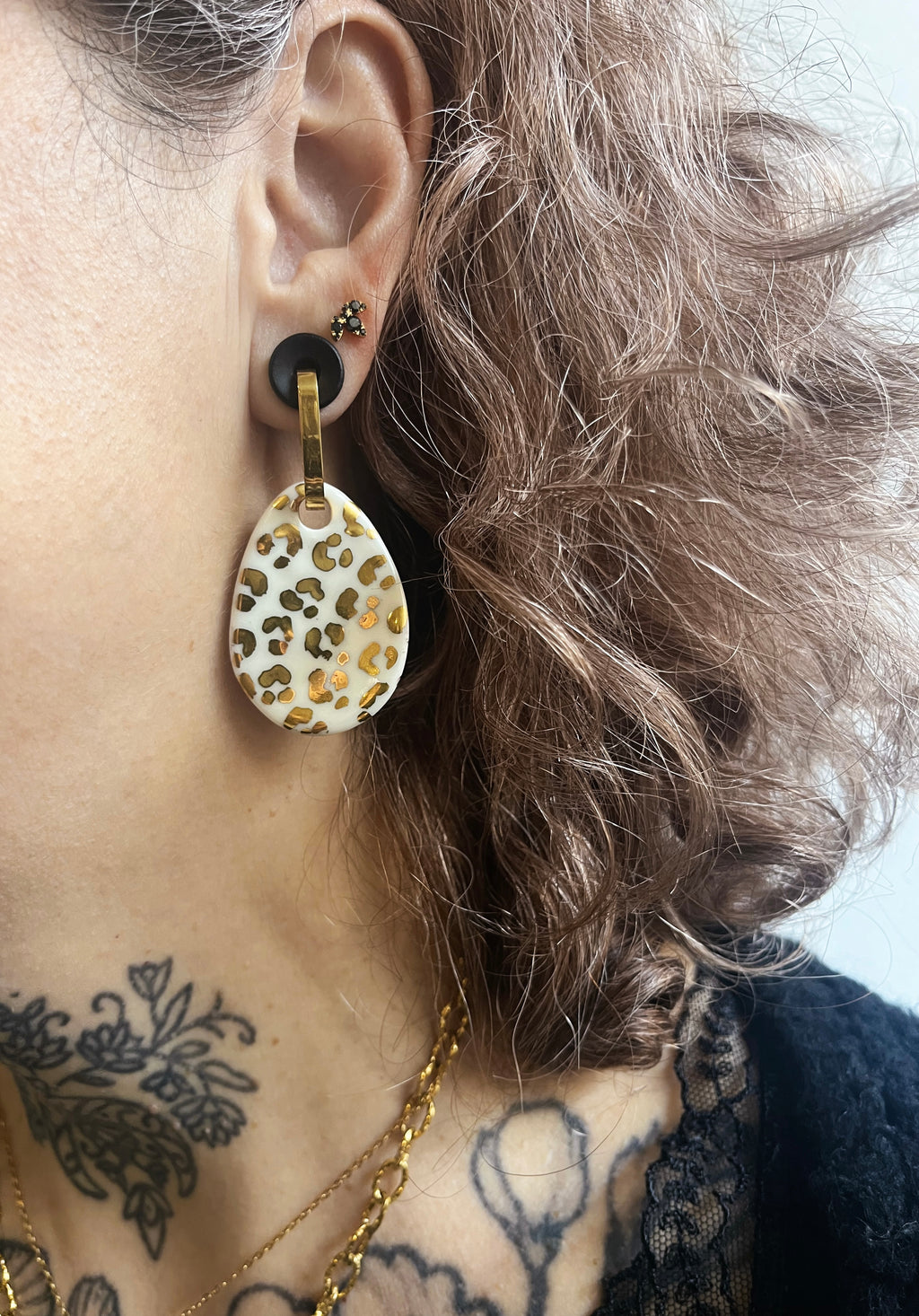 boucle d'oreille pendante en porcelaine, à motif brillant  léopard doré peint à la main fait à Lyon à la main 