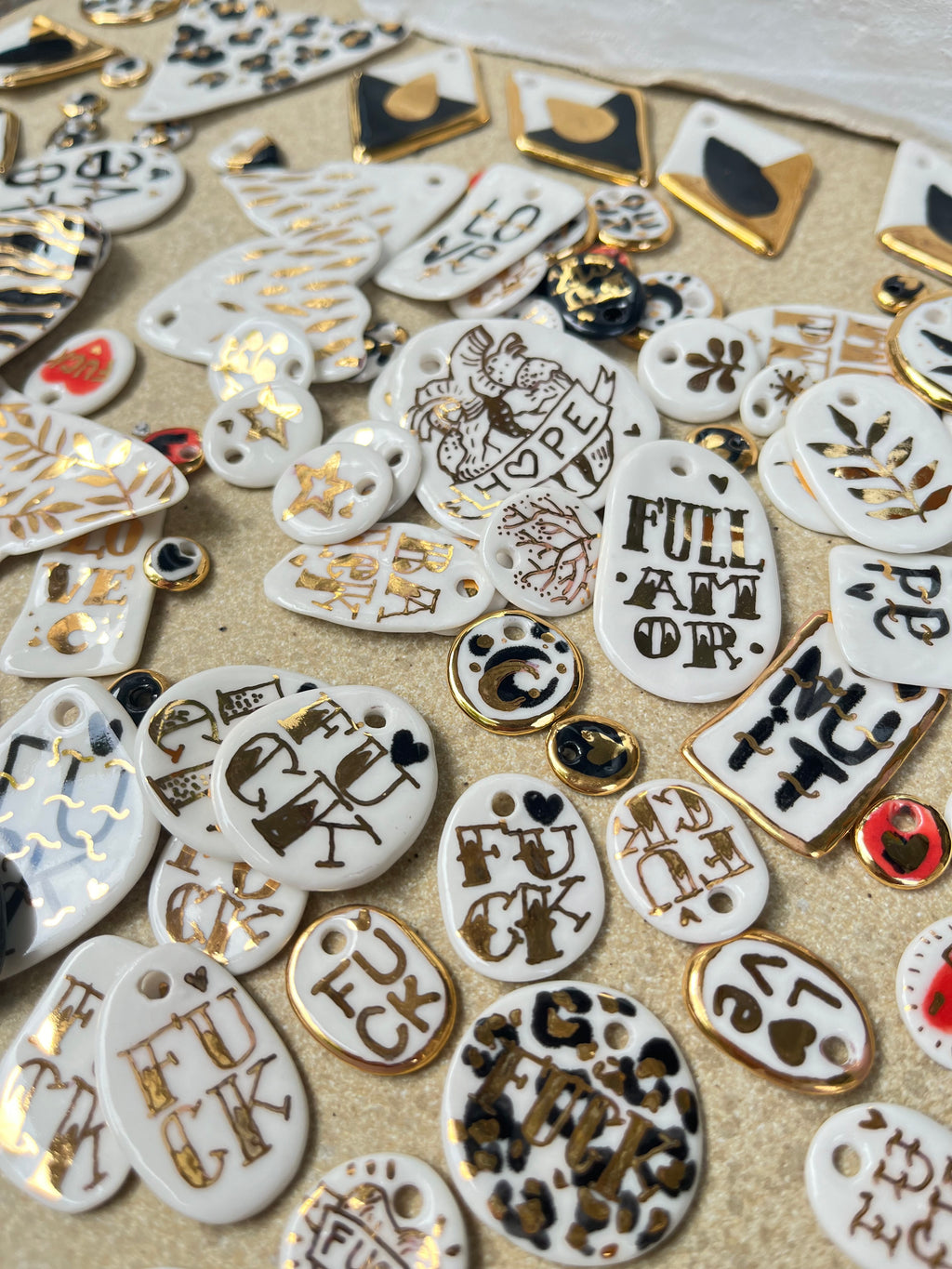 collier médaille FUCK en porcelaine blanche et or fin, bijoux fait main à Lyon par une créatrice 