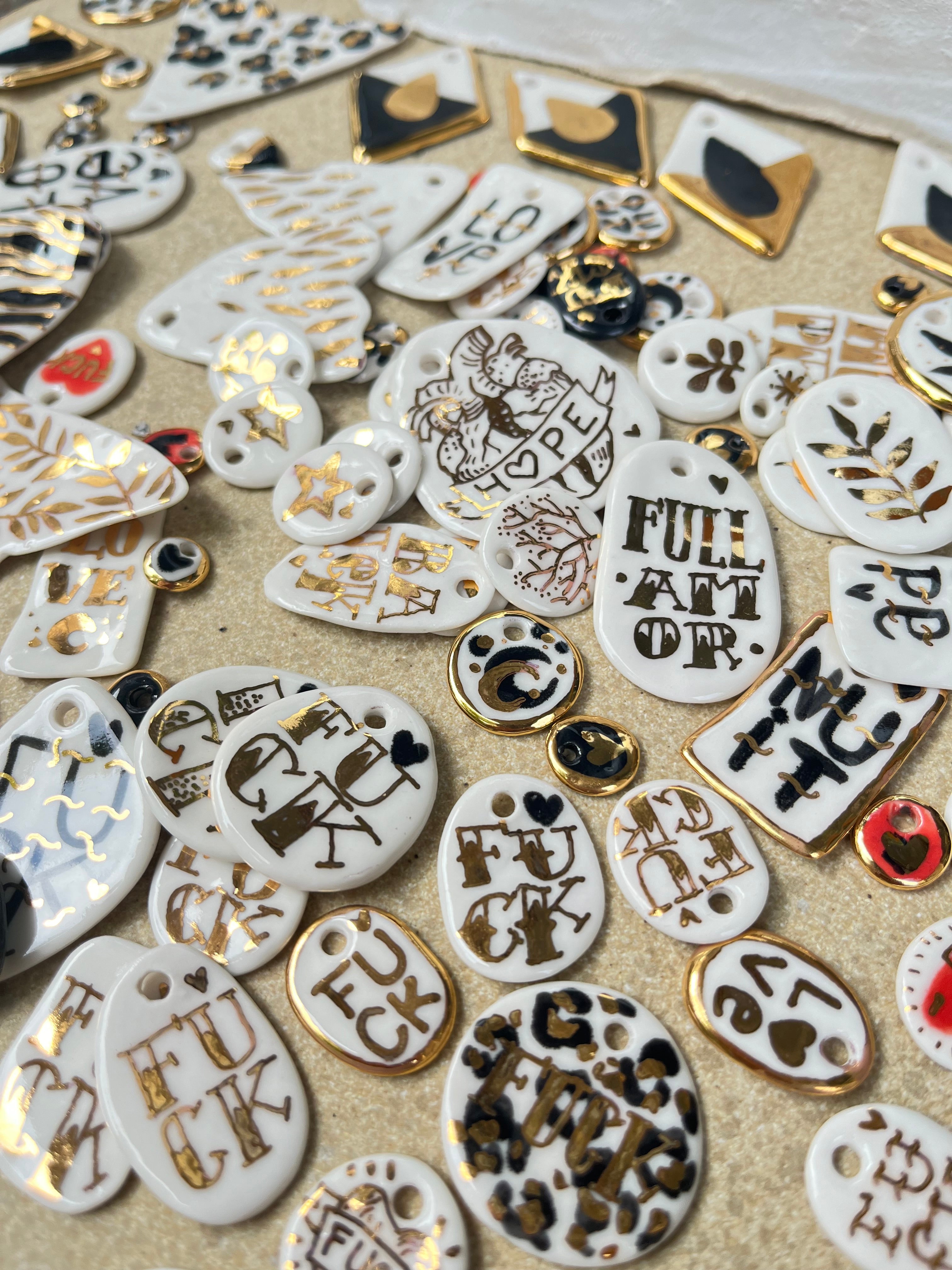 collier médaille FUCK en porcelaine blanche et or fin, bijoux fait main à Lyon par une créatrice 