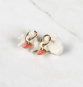 Paire de mini boucles d'oreilles pendantes pour femme composées de petits éléments organiques en porcelaine blanche et rose pastel, séparés par une ligne d'or fin brillant.