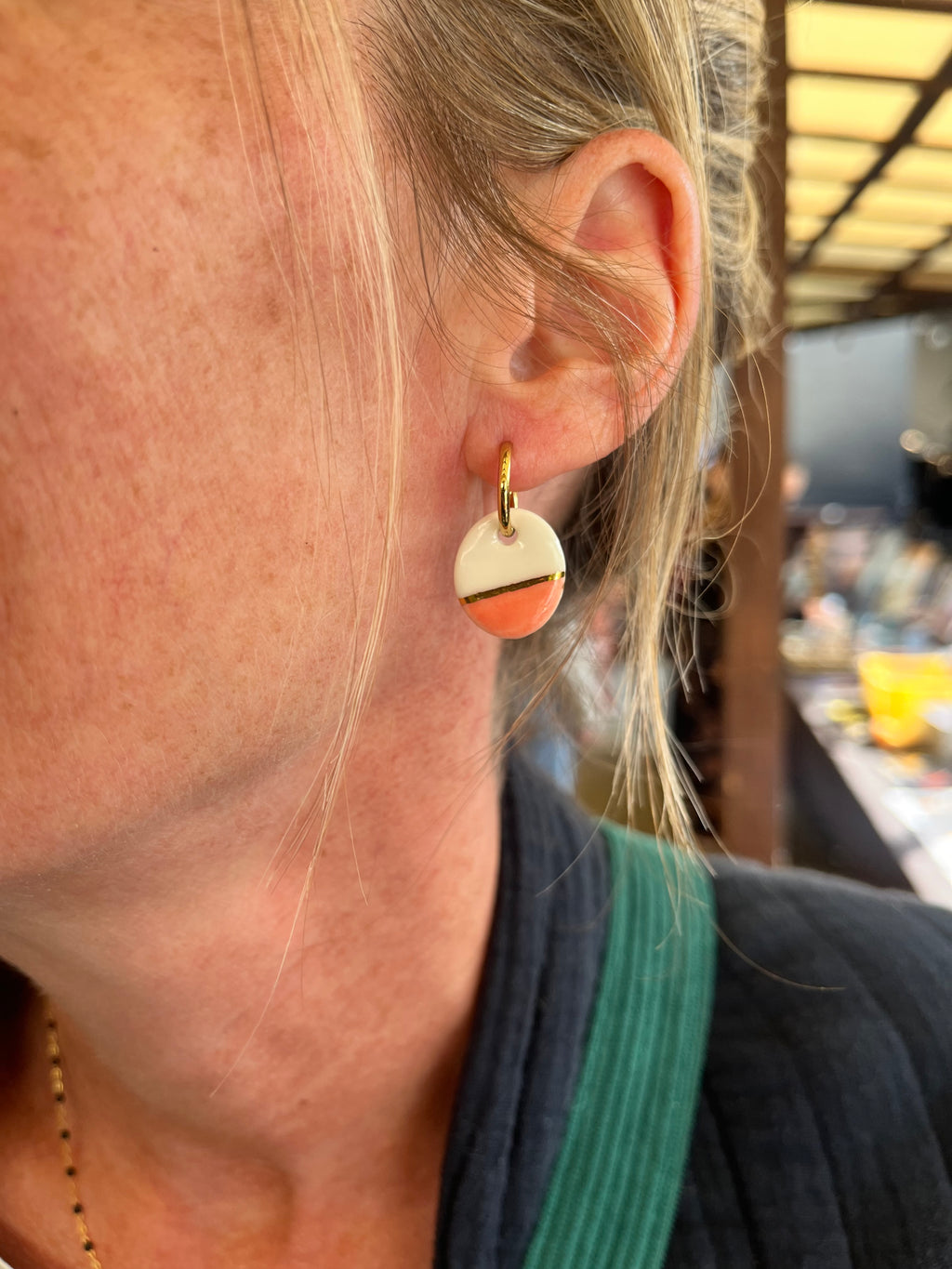 Petite boucle d'oreille créole dorée avec son galet rond pendant en porcelaine émaillée mi-blanche mi-rose, avec ligne d'or faites main à Lyon 