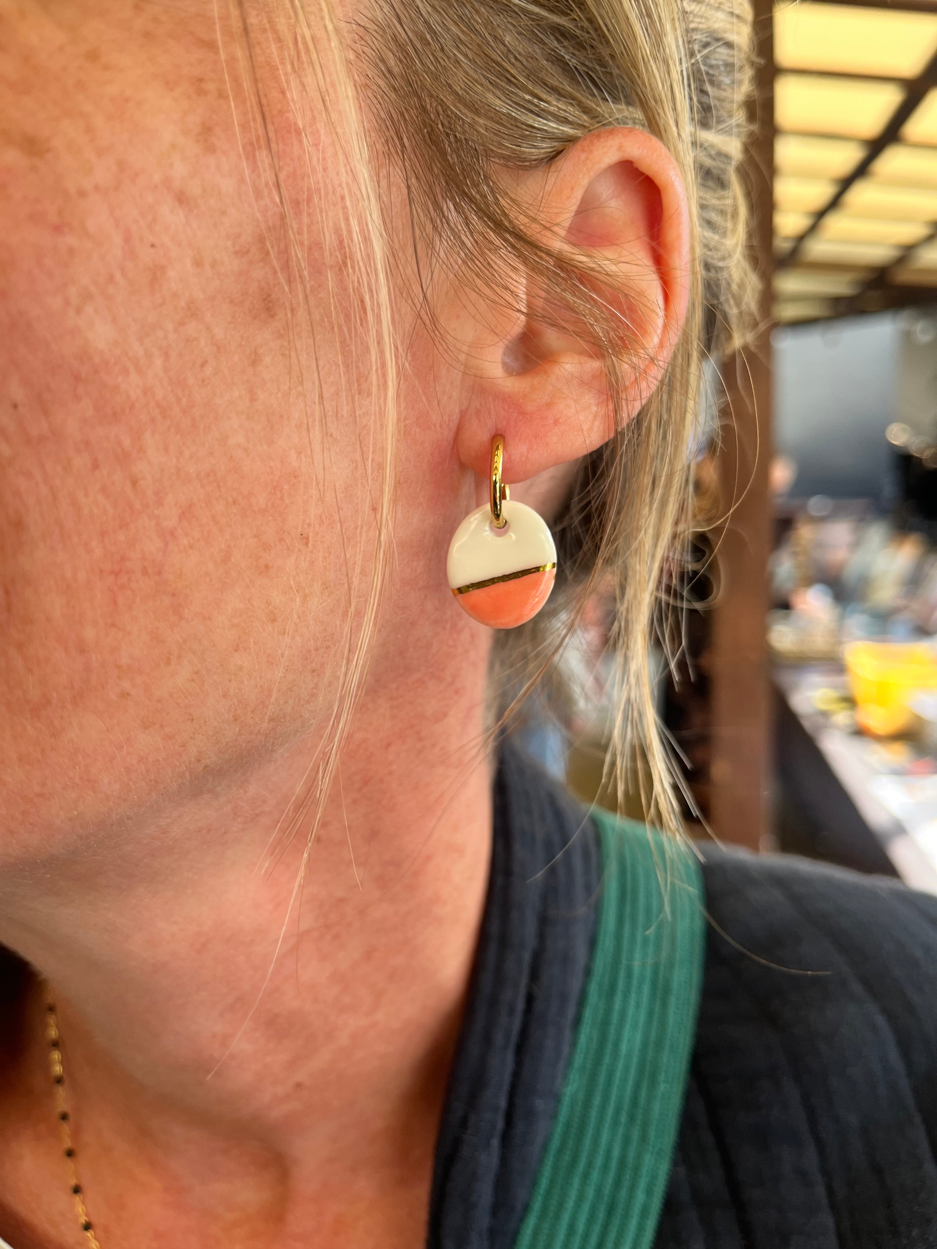 Petite boucle d'oreille créole dorée avec son galet rond pendant en porcelaine émaillée mi-blanche mi-rose, avec ligne d'or faites main à Lyon 