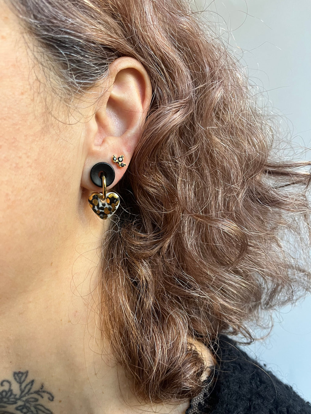 petite boucle d'oreille en forme de coeur en céramique blanc à motif léopard avec des touches d'or faites mains 