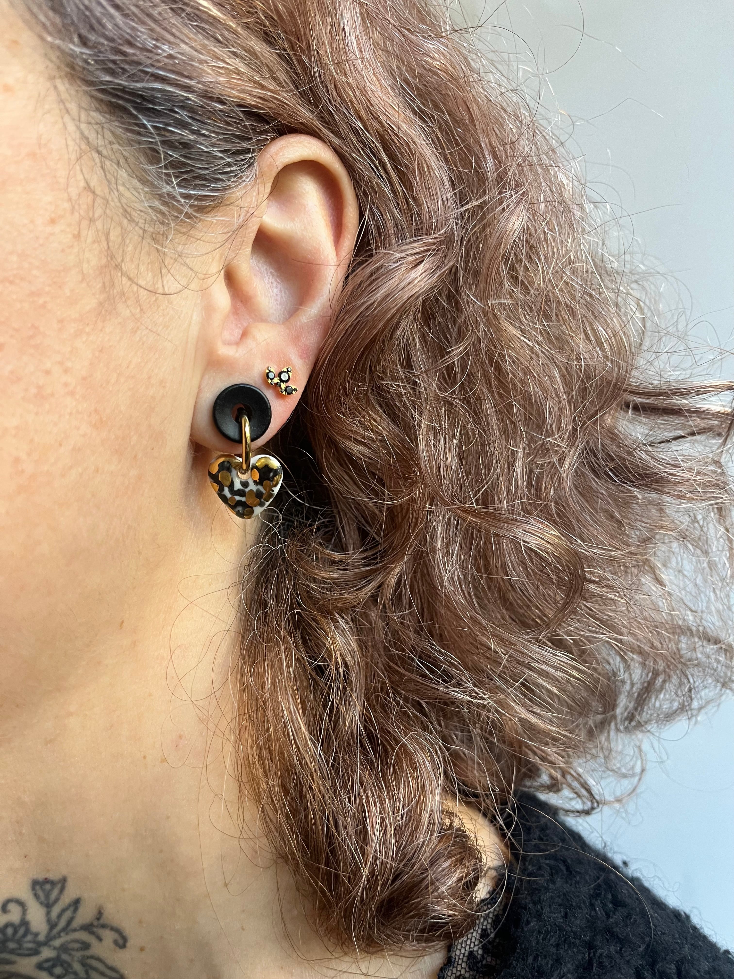 petite boucle d'oreille en forme de coeur en céramique blanc à motif léopard avec des touches d'or faites mains 