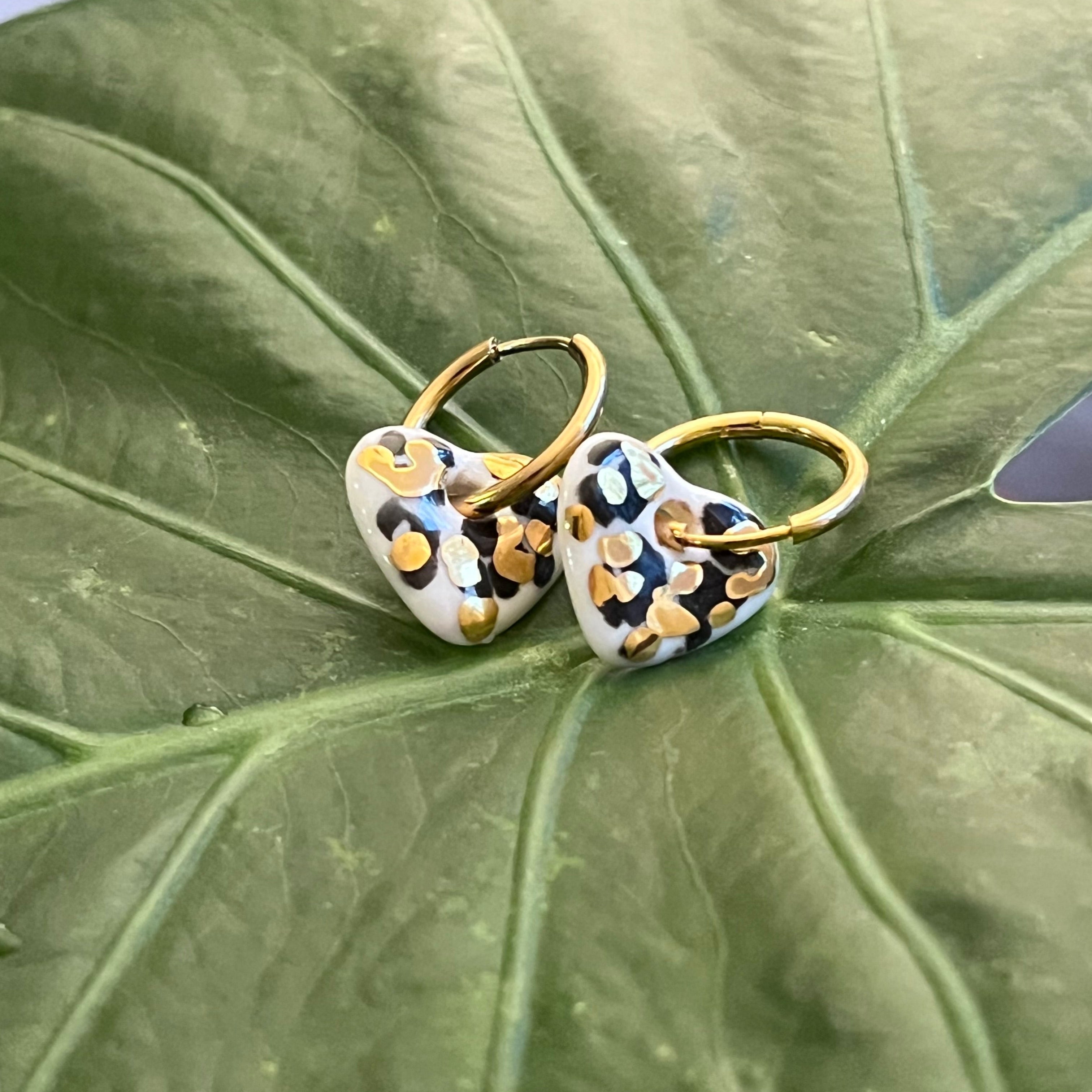 boucle d'oreille en forme de coeur en céramique à motif léopard avec des finitions en or 