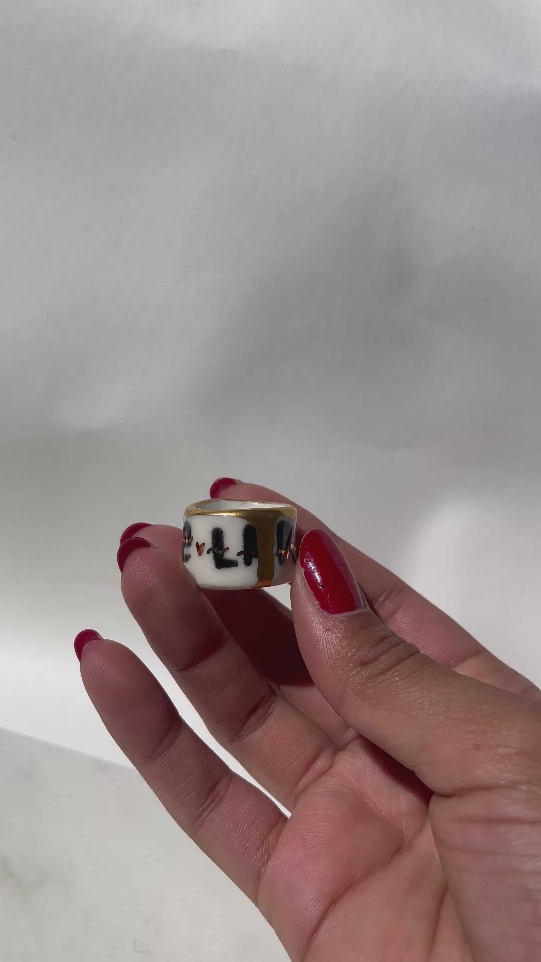 Bague bandeau en porcelaine blanche écriture la vie la pute et bordure dorée à l'or précieux taille 52 FR.