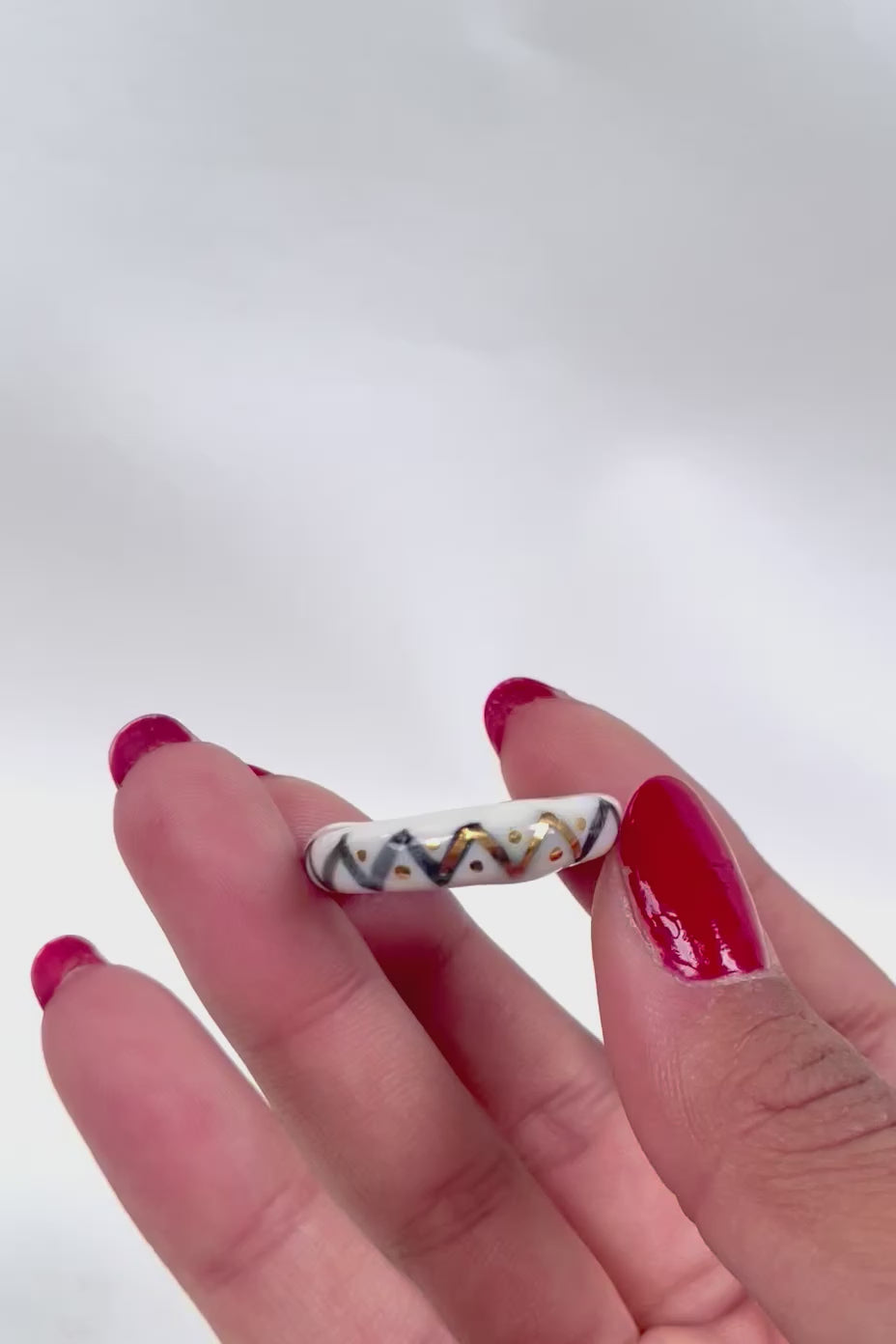 petite bague en porcelaine motif art déco. couleur noir et or peinte à la main 