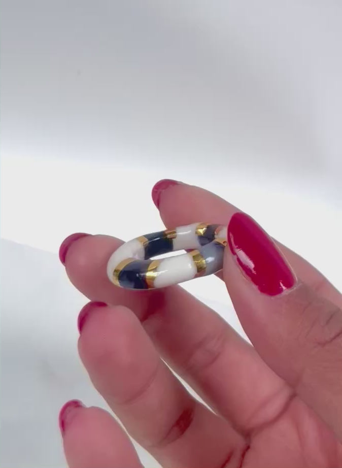 bague en céramique à motif géométrique style art et déco avec des détails peint à la main en noir et or en taille 54 FR 