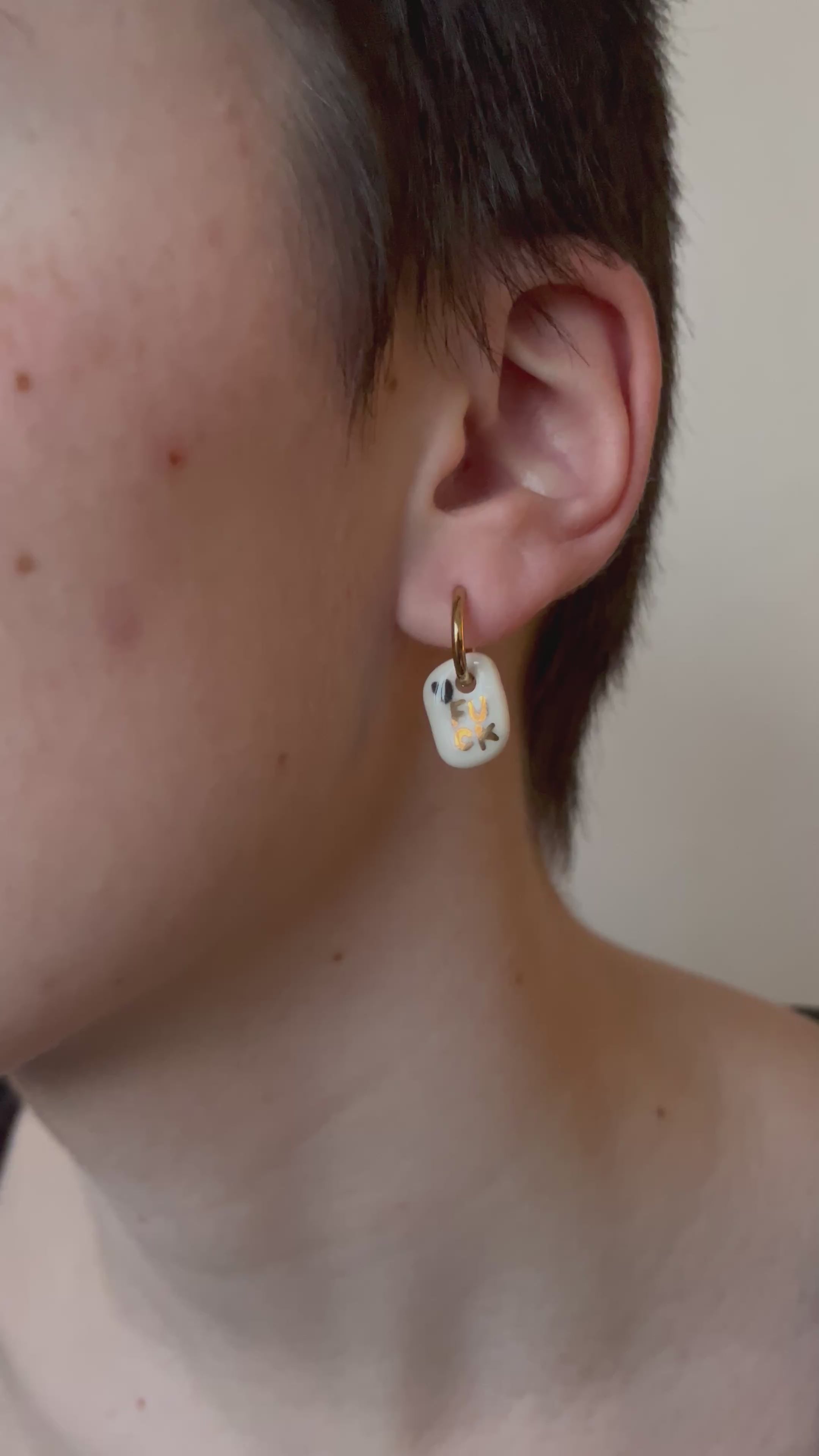 petite boucle d'oreille blanche en porcelaine avec inscription love and uck peint à la main en or 