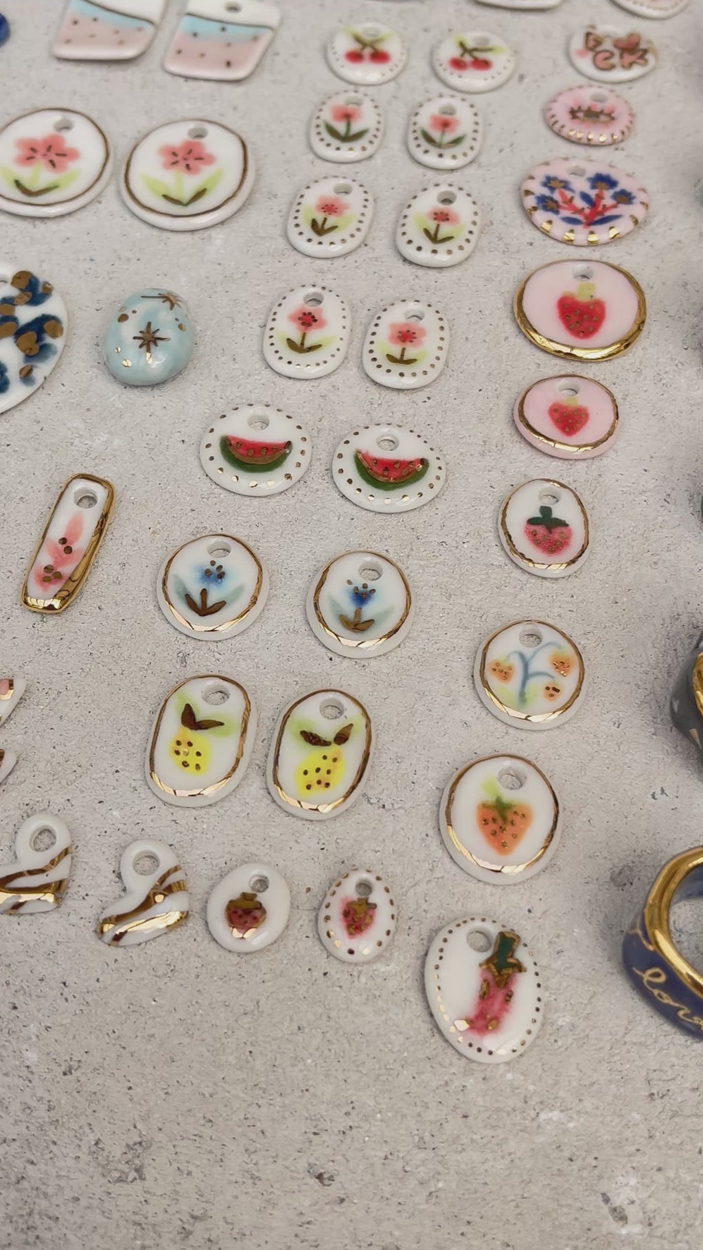 médaillons ovals en porcelaine blanche,  motifs de cerise et fraise  avec détail en or liquide peint à la main 