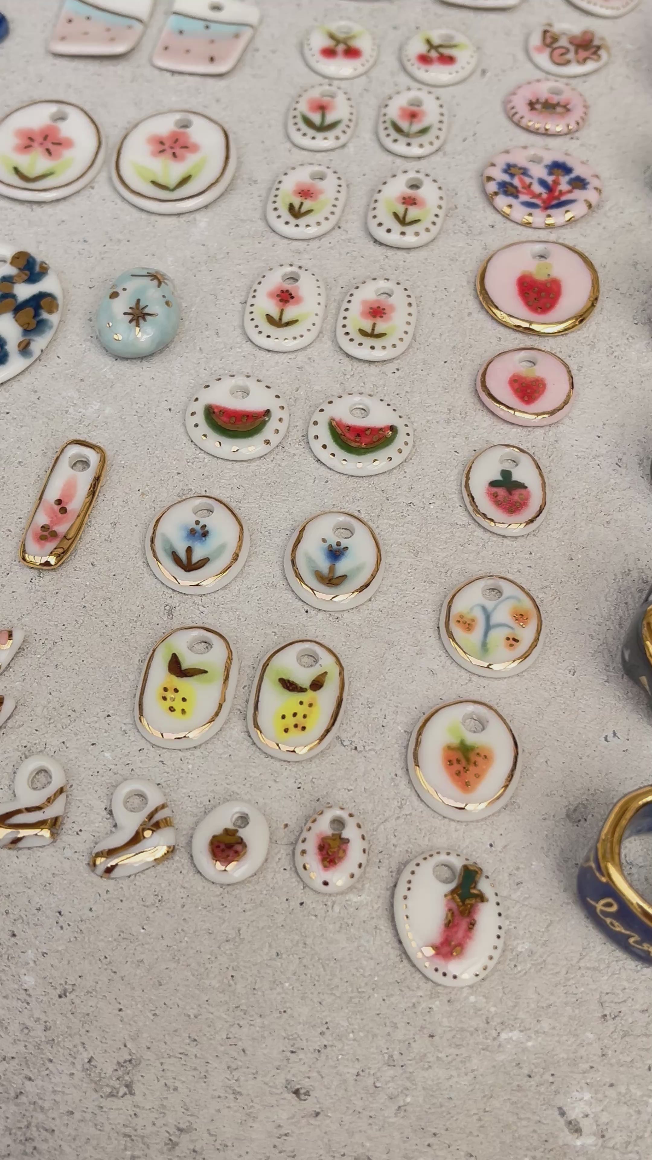médaillons ovals en porcelaine blanche,  motifs de cerise et fraise  avec détail en or liquide peint à la main 
