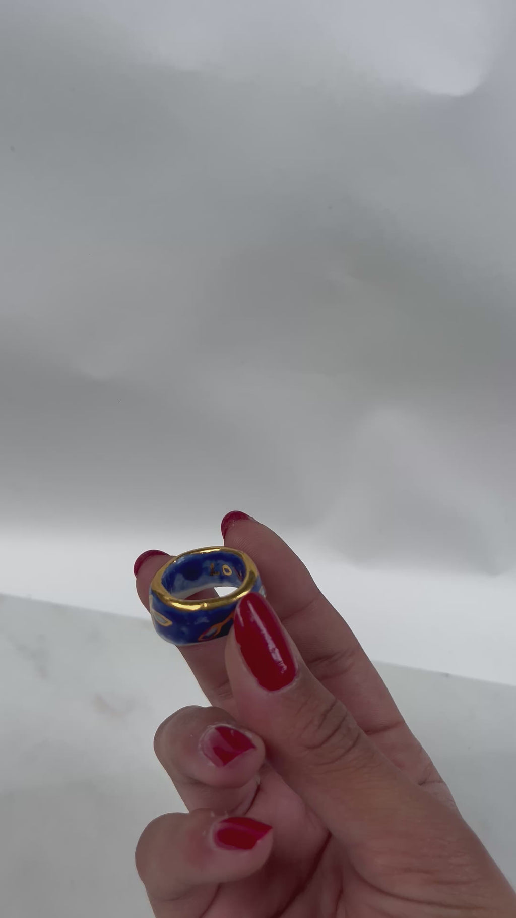 Bague en porcelaine bleu nuit en porcelaine peint à la main avec des détails à l'or liquide taille FR52 