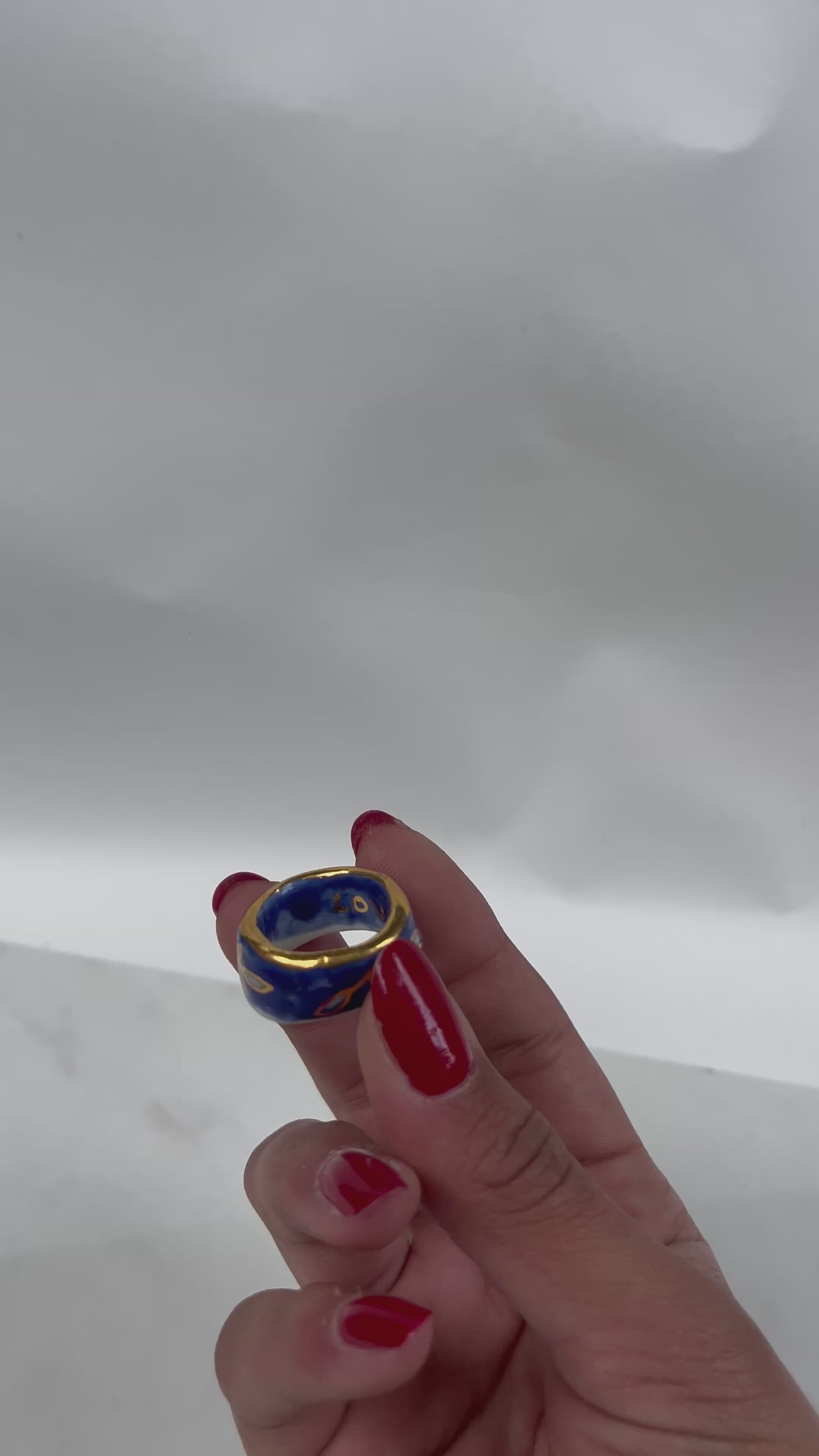 Bague en porcelaine bleu nuit en porcelaine peint à la main avec des détails à l'or liquide taille FR52 