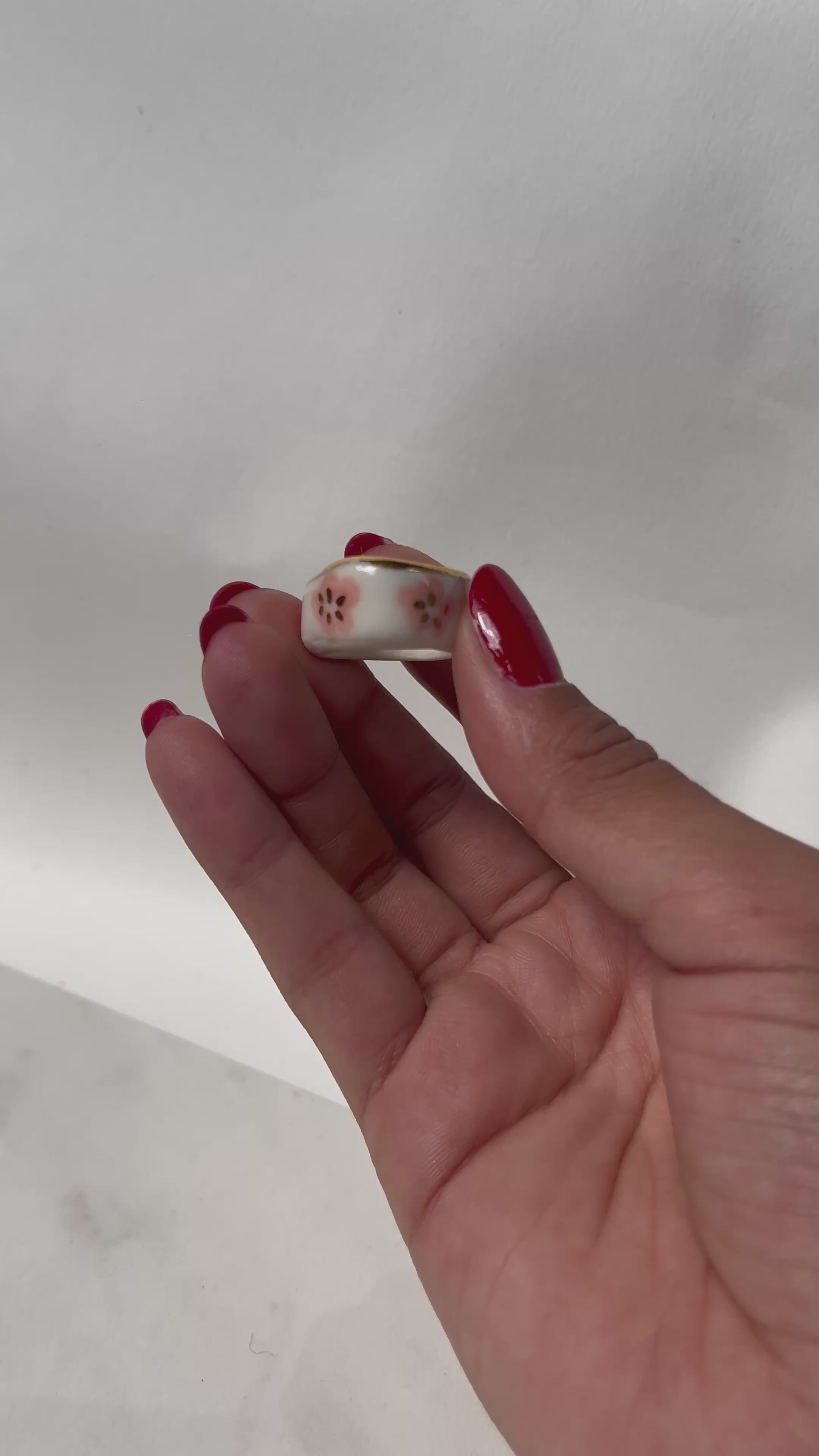 bague en porcelaine motifs floraux roses avec pétales et cœurs dorés bague porcelaine blanche taille 52 FR.