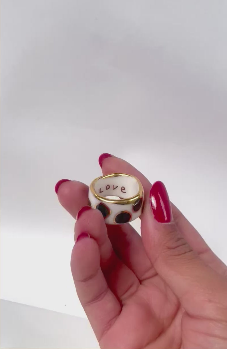 Bague en porcelaine à motifs poins noir entouré d'or peint à la main en taille fr 61 