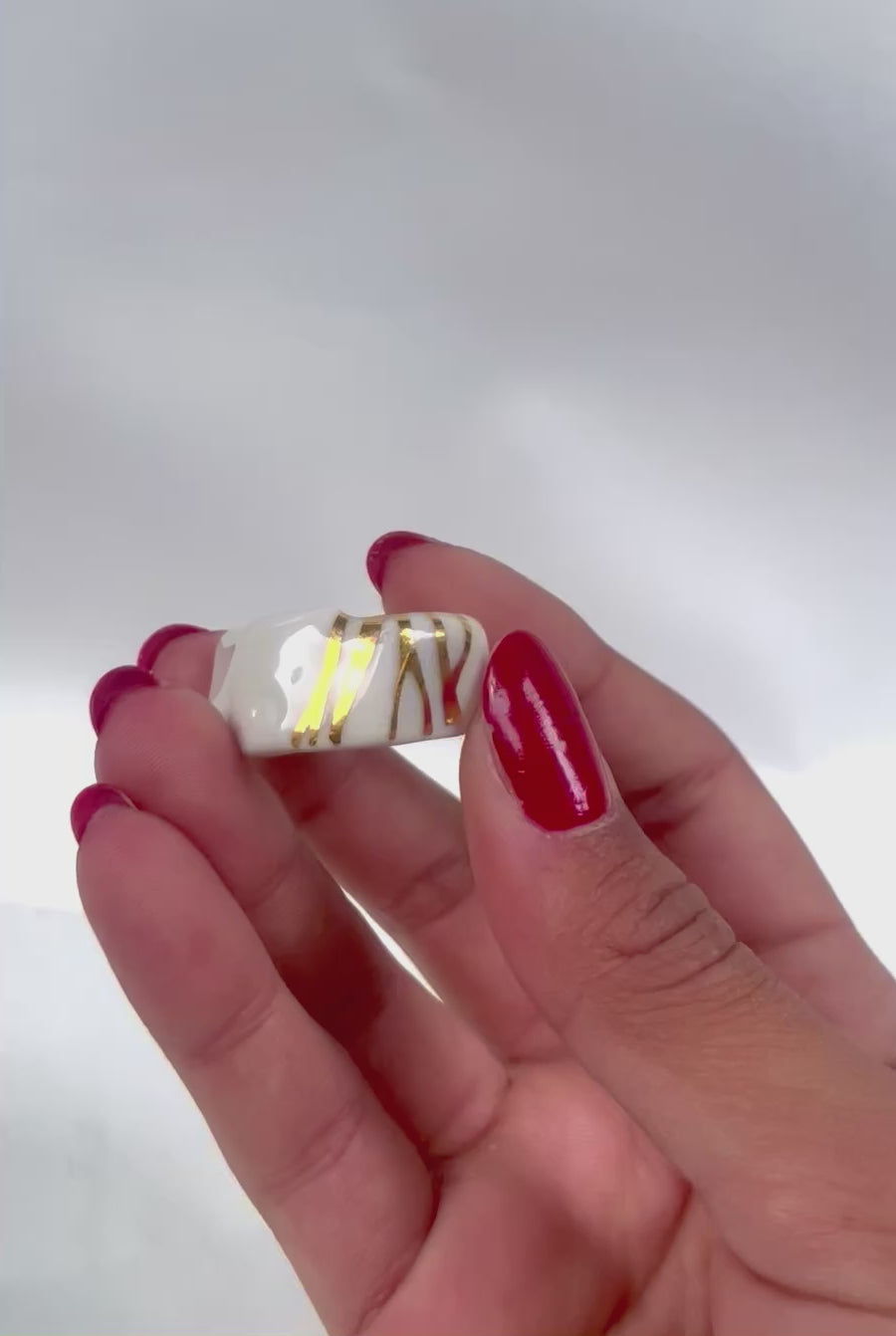 Bague taille 61 fr en porcelaine blanche et or dans le style kintsugi peint à la main en or 