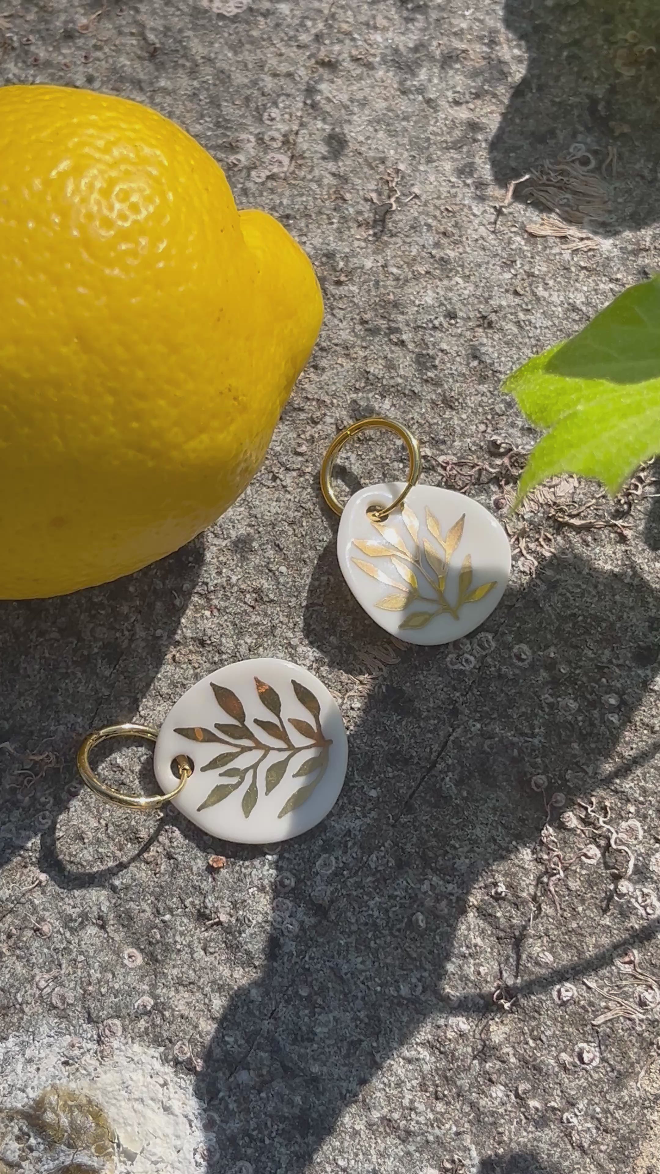 Belles boucles en porcelaine ornée de belles feuilles dessinées à l’or 