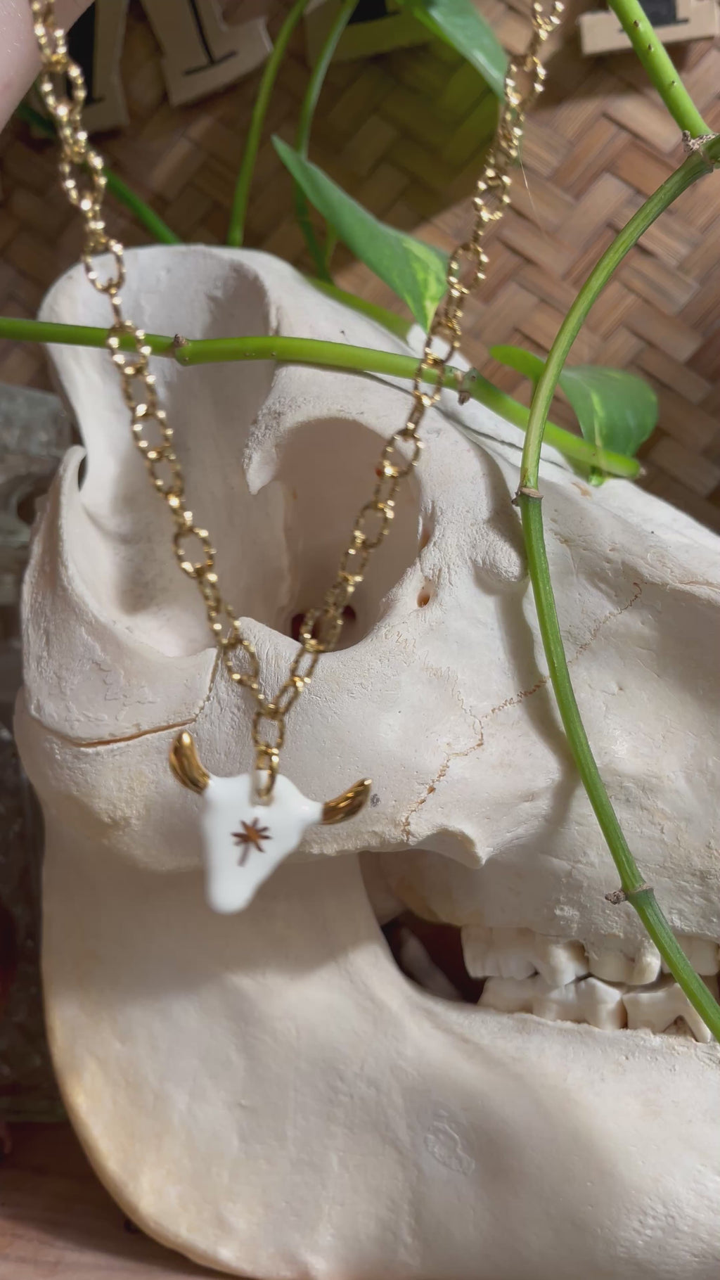 Collier pendentif tête de taureau  porcelaine blanche et or fin