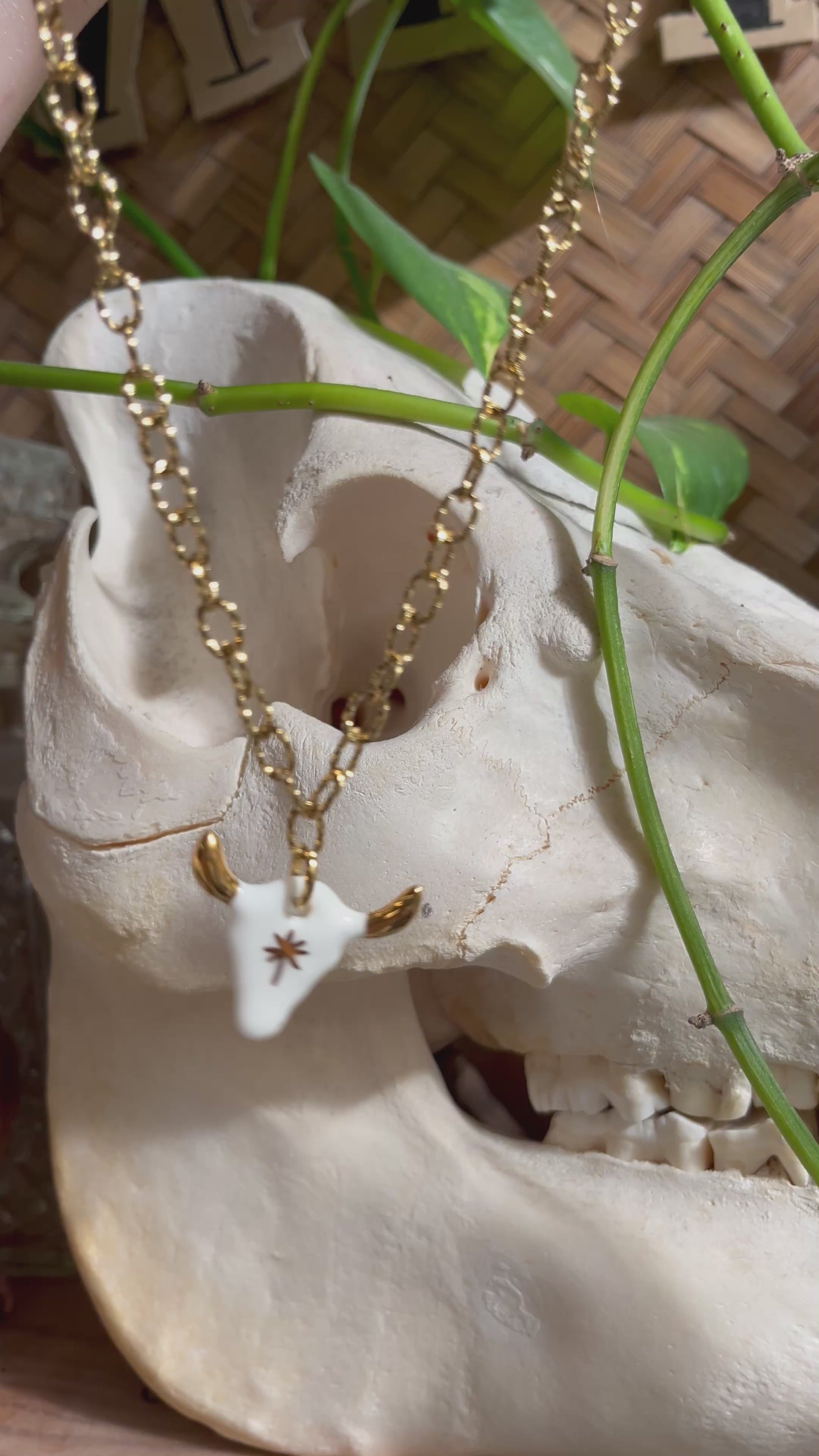 Collier pendentif tête de taureau  porcelaine blanche et or fin