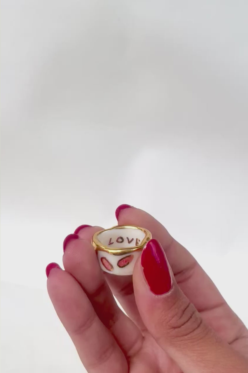 bague en porcelaine fabriqué à la main en taille 50 FR à motif confettis rose avec un contour à l'or peint à la main 