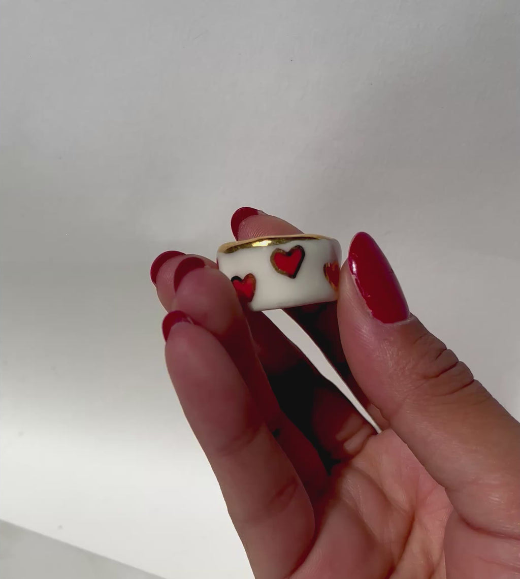 bague anneau large à motif coeur en porcelaine blanche émaillée en taille 55 Fr, peint à la main avec des touches d'or 