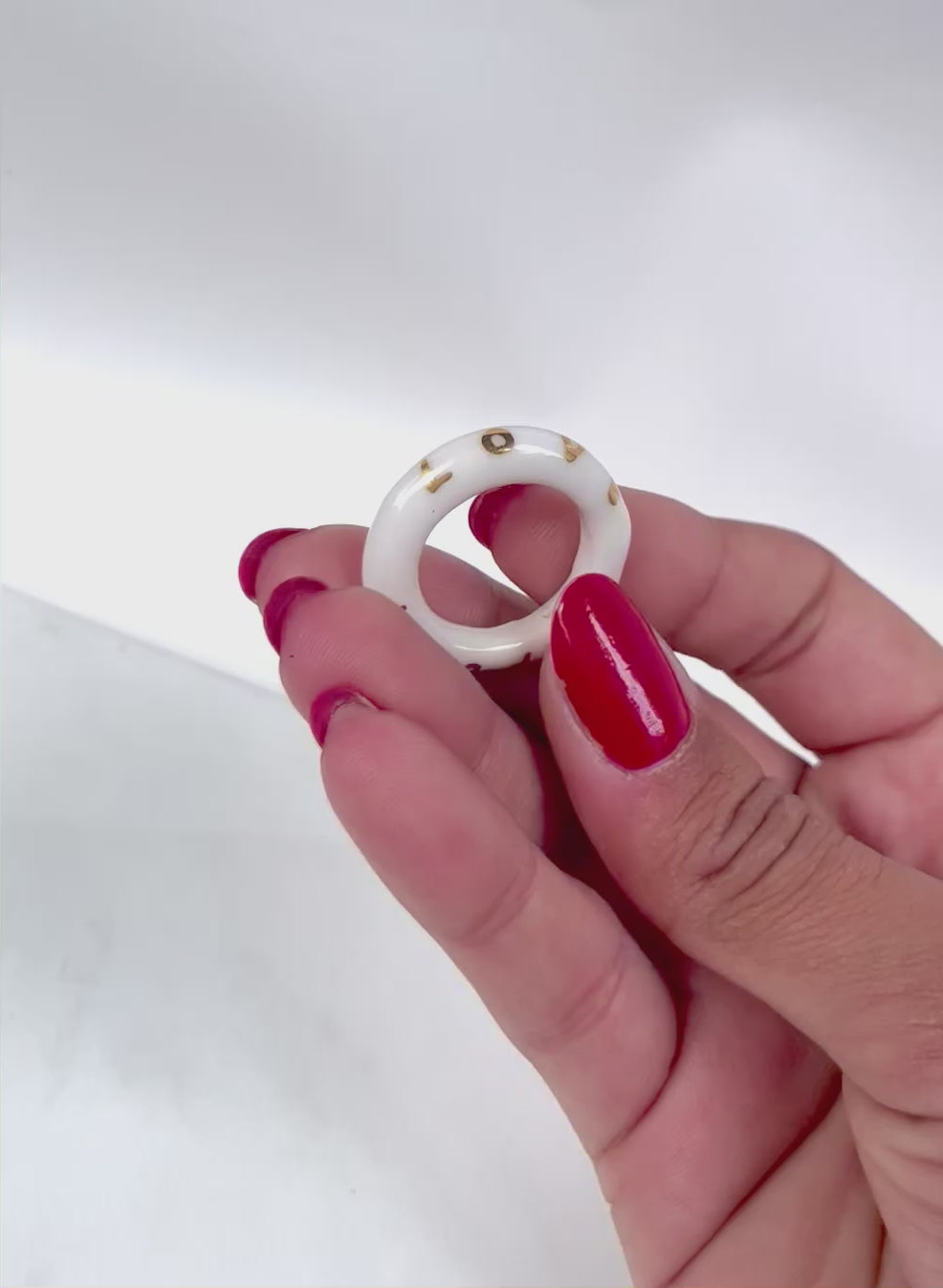 fine bague en porcelaine blanche émaillée en taille 55 FR, avec le mot 'LOVE' inscrit en lettres fines d'or peint à la main.