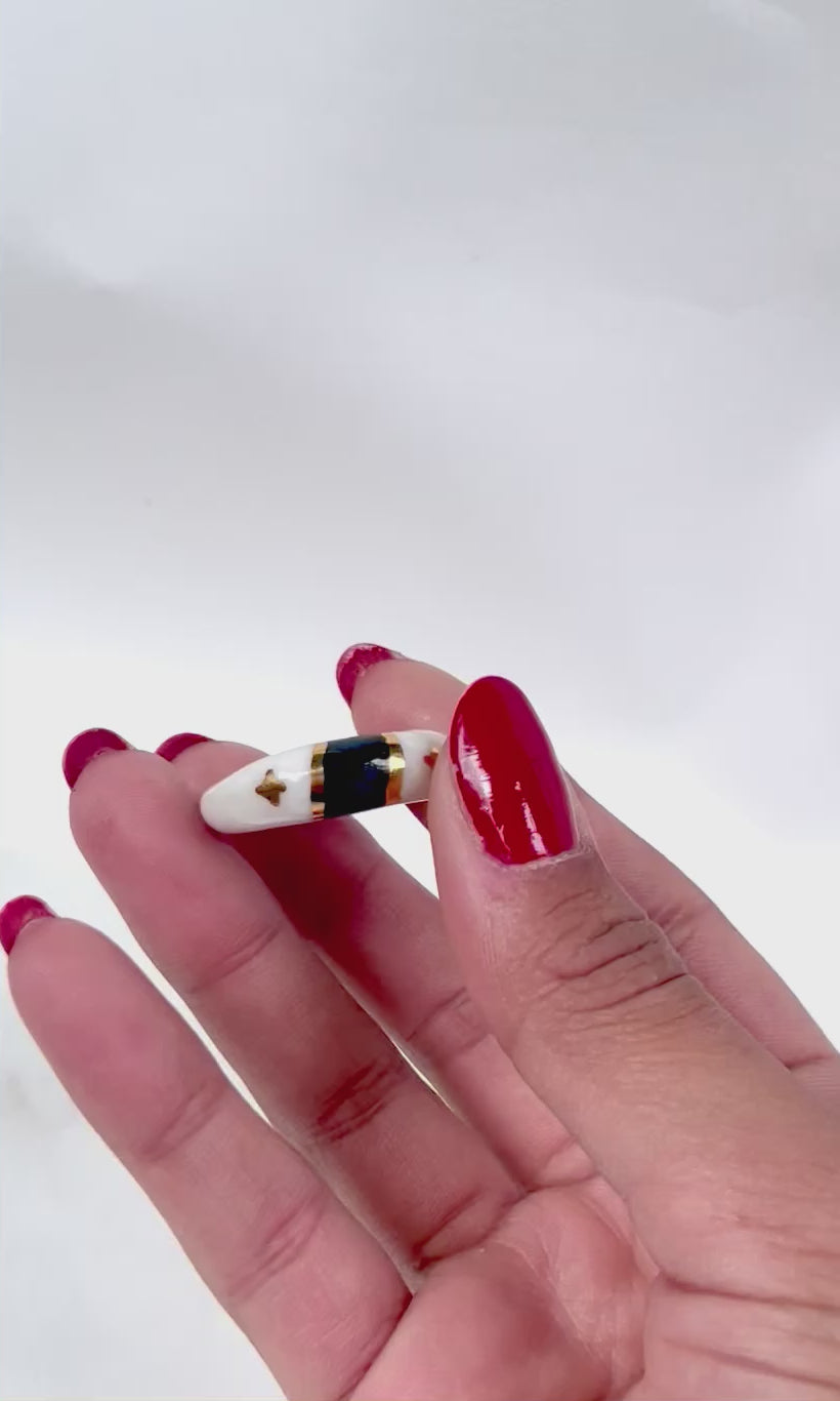 bague en porcelaine émaillée blanche de style Art Déco en taille 59 Fr fabriqué à la main avec des détails à l'or