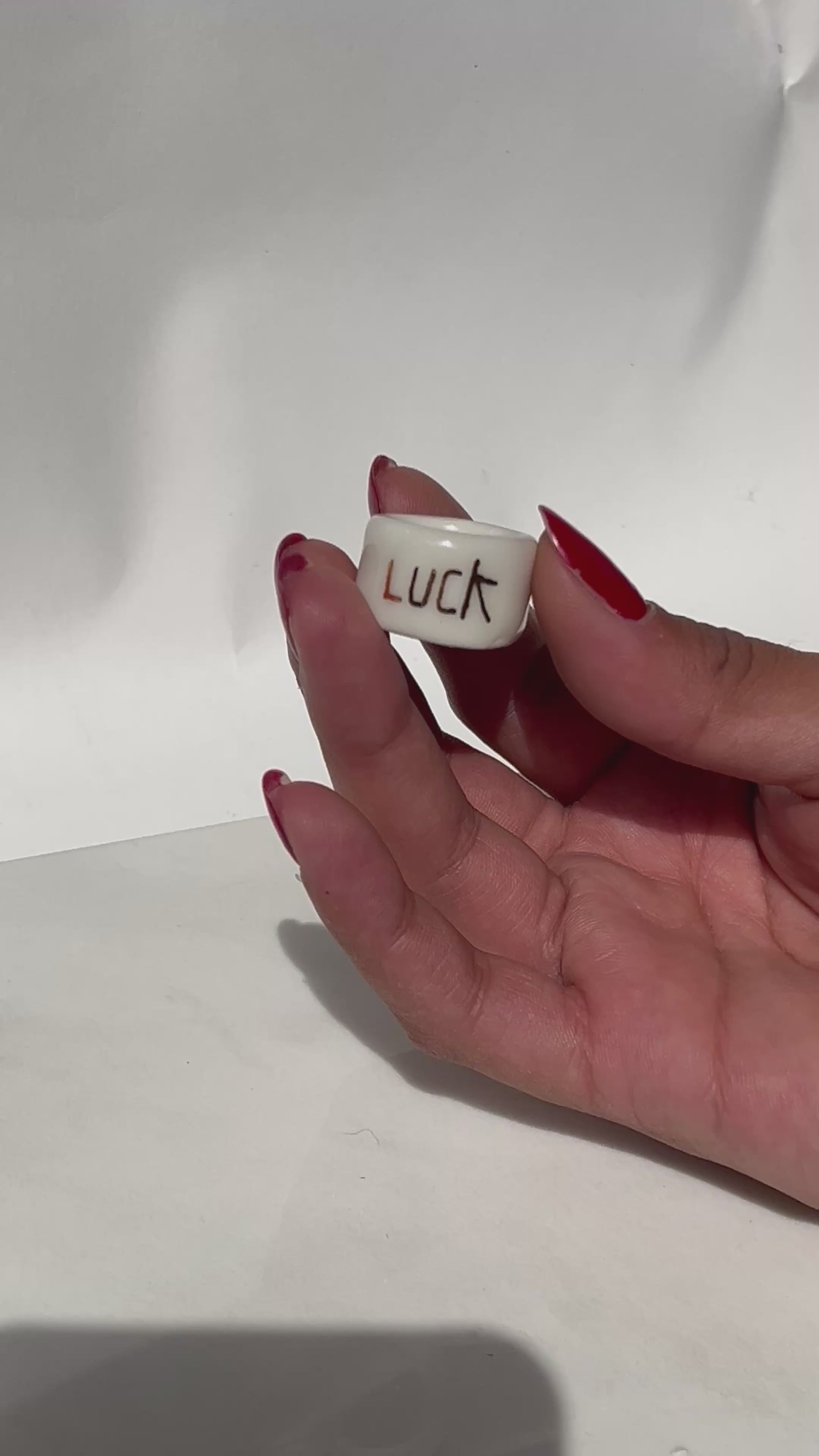 Bague blanche motif lune or et écriture chance luck en porcelaine taille 51 FR