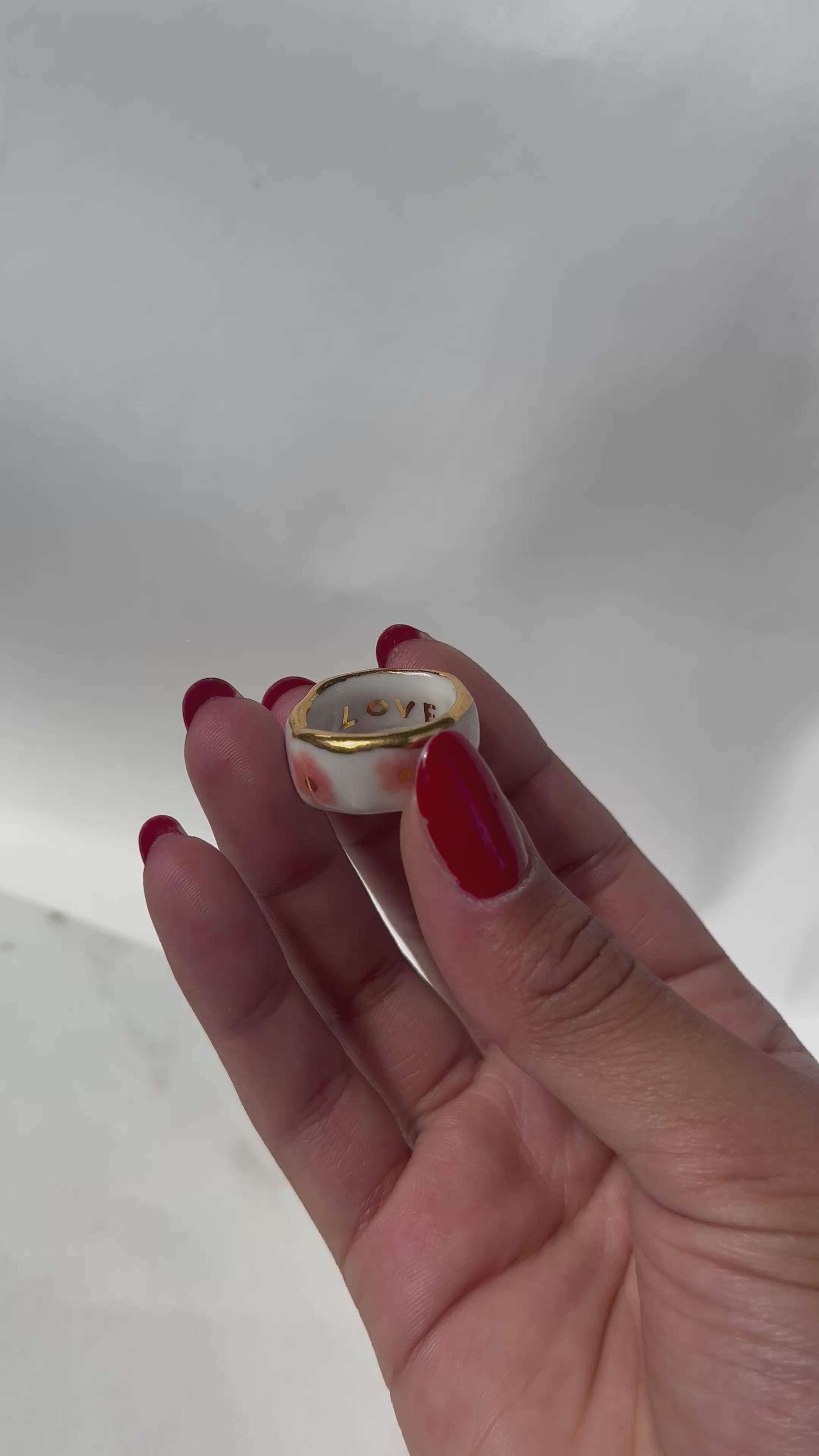 Bague bandeau blanche décor floral pastel et liseré doré à l'or fin sur la bordure taille 53 FR.