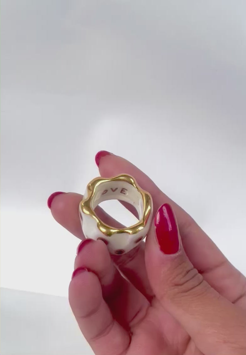 Bague écrou en porcelaine à pois noirs et or 