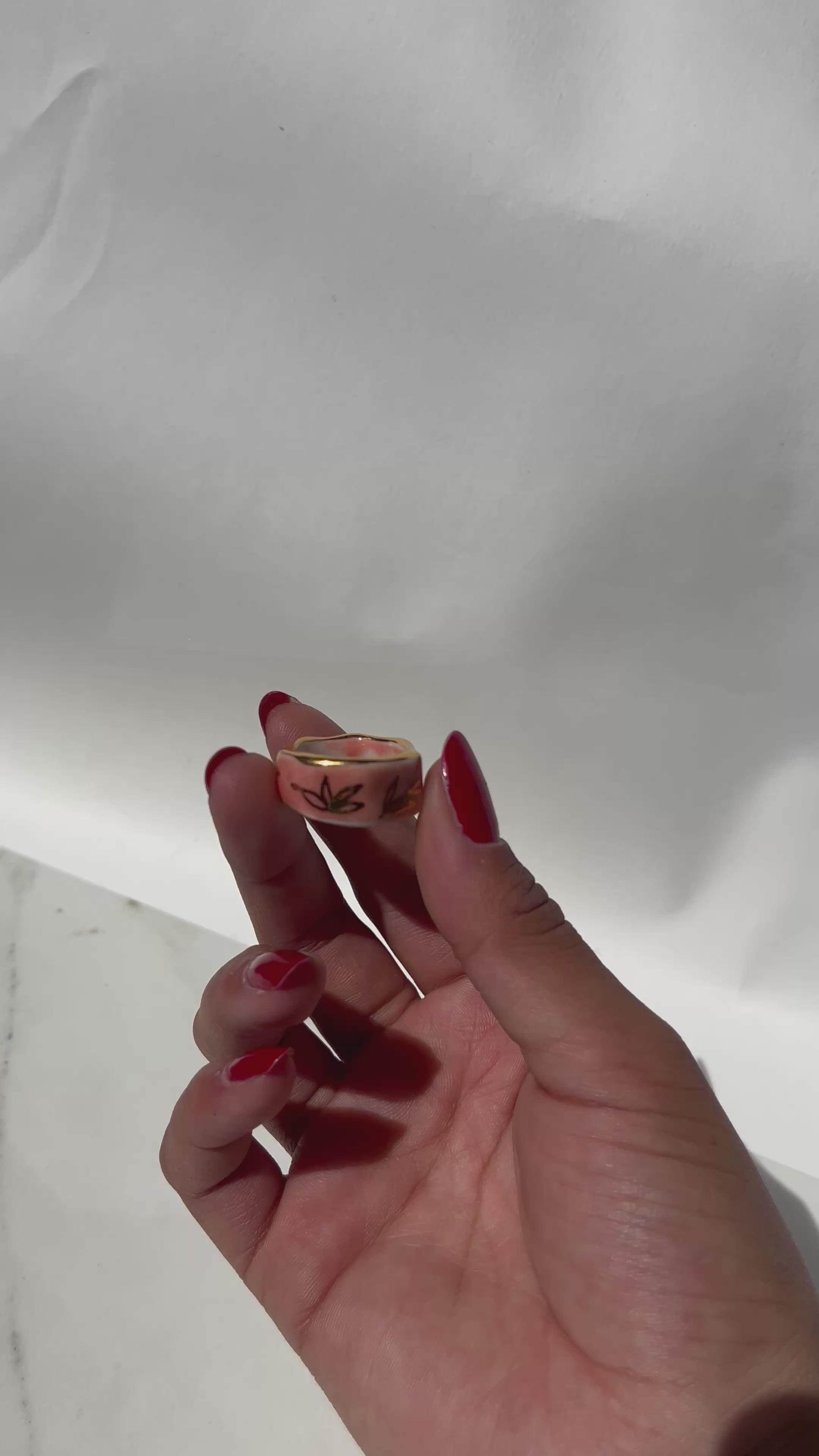 Bague en porcelaine rose et or fleur 