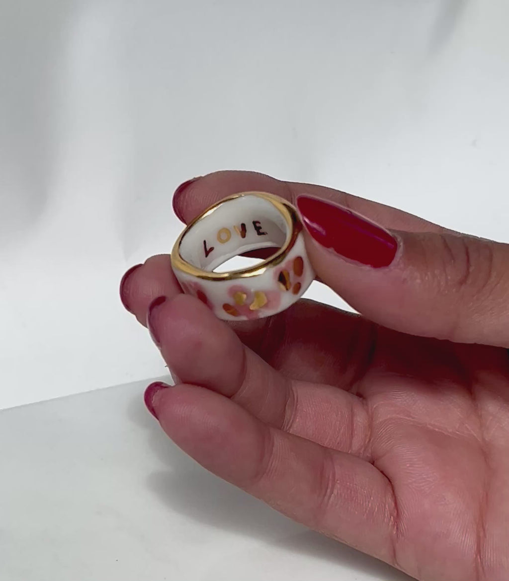 bague large en porcelaine léopard rose, blanc et or en taille 55 Fr, à motif léopard peint à la main avec des détails à l'or liquide 