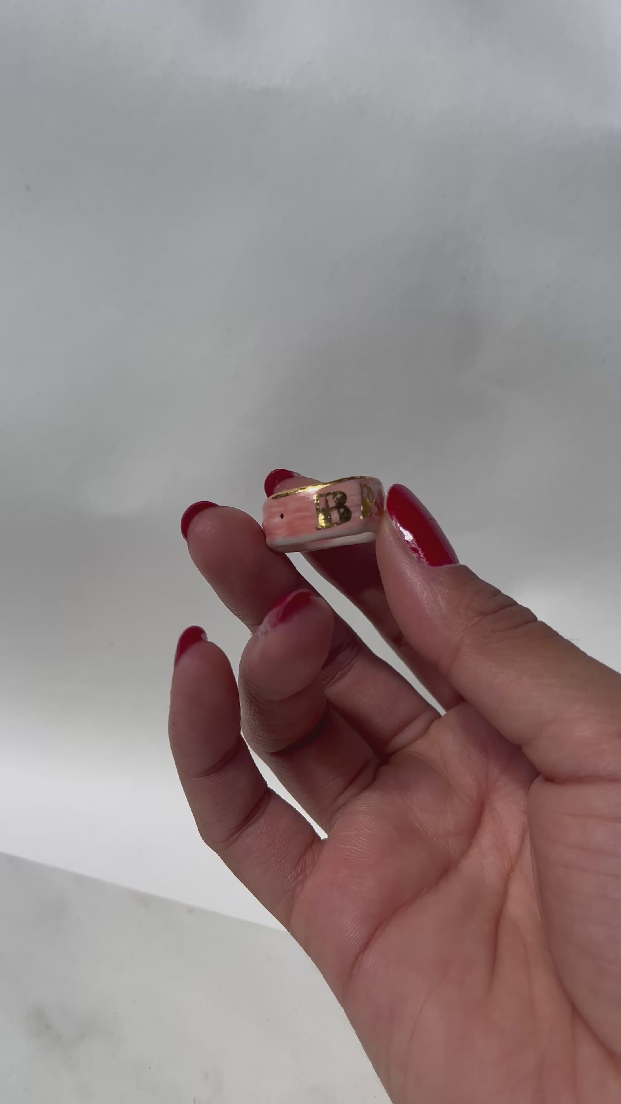 Bague en porcelaine rose BALEK taille 51 FR avec lettres en or fin.
