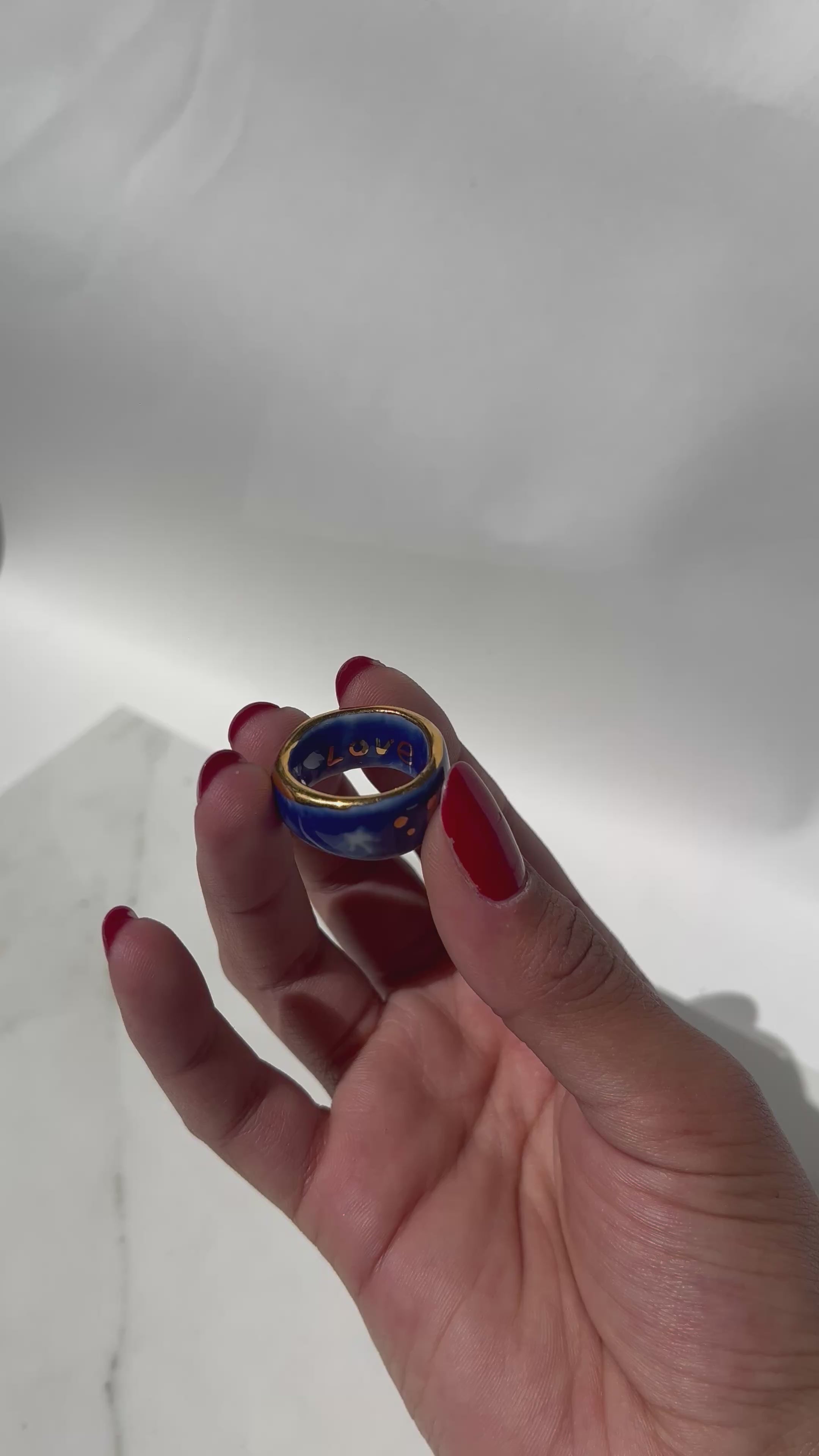 bague taille 52FR  bandeau en porcelaine bleu nuit émaillée fait main avec un motif de lune doré et d'une petite étoile dorée peints à la main.