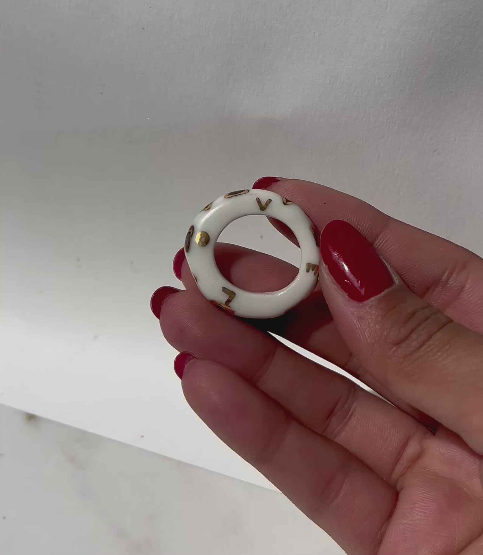 bague fine en céramique, avec le mot LOVE écrit discrètement avec des détails en or liquide peint à la main en taille 53 FR