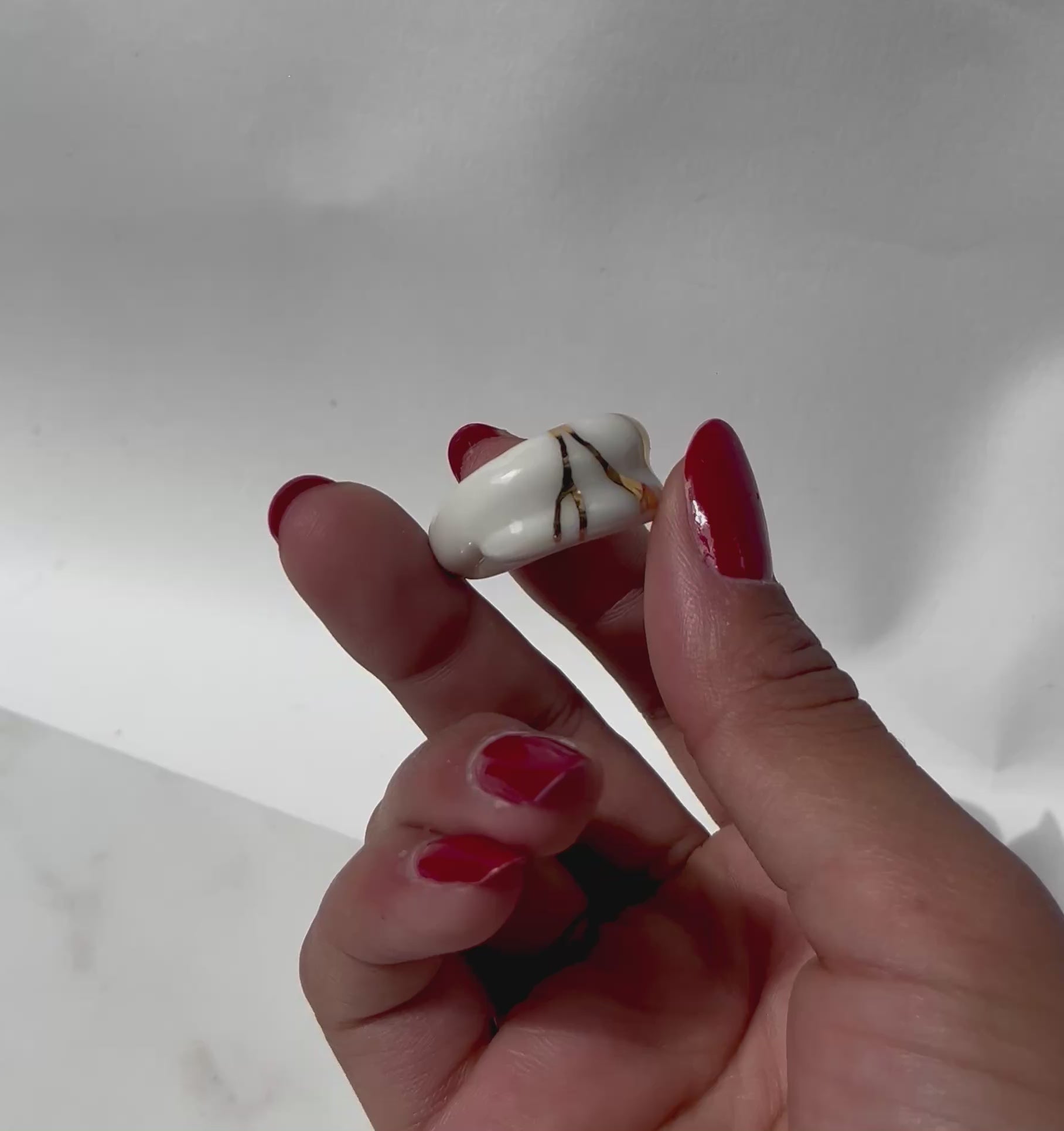 bague asymétrique en porcelaine blanche en taille 54 Fr avec un motif katsugi peint à la main en or