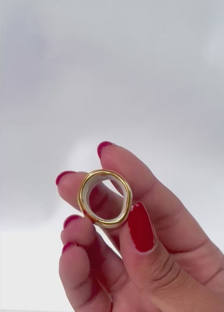bague geométrique en porcelaine en taille 48 FR aux couleur rose et blanc en bande peint à la main 