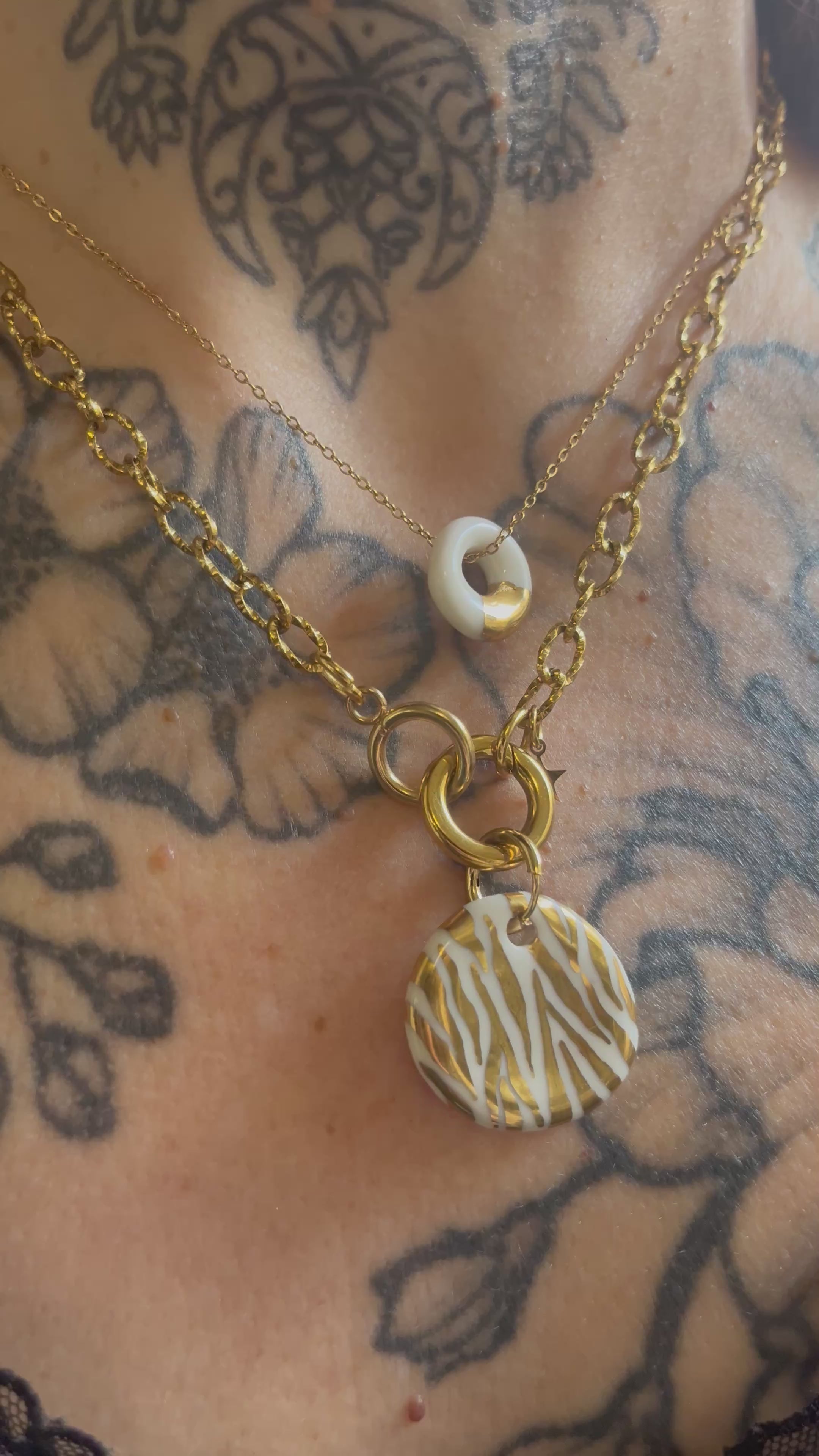 Grand collier en porcelaine 