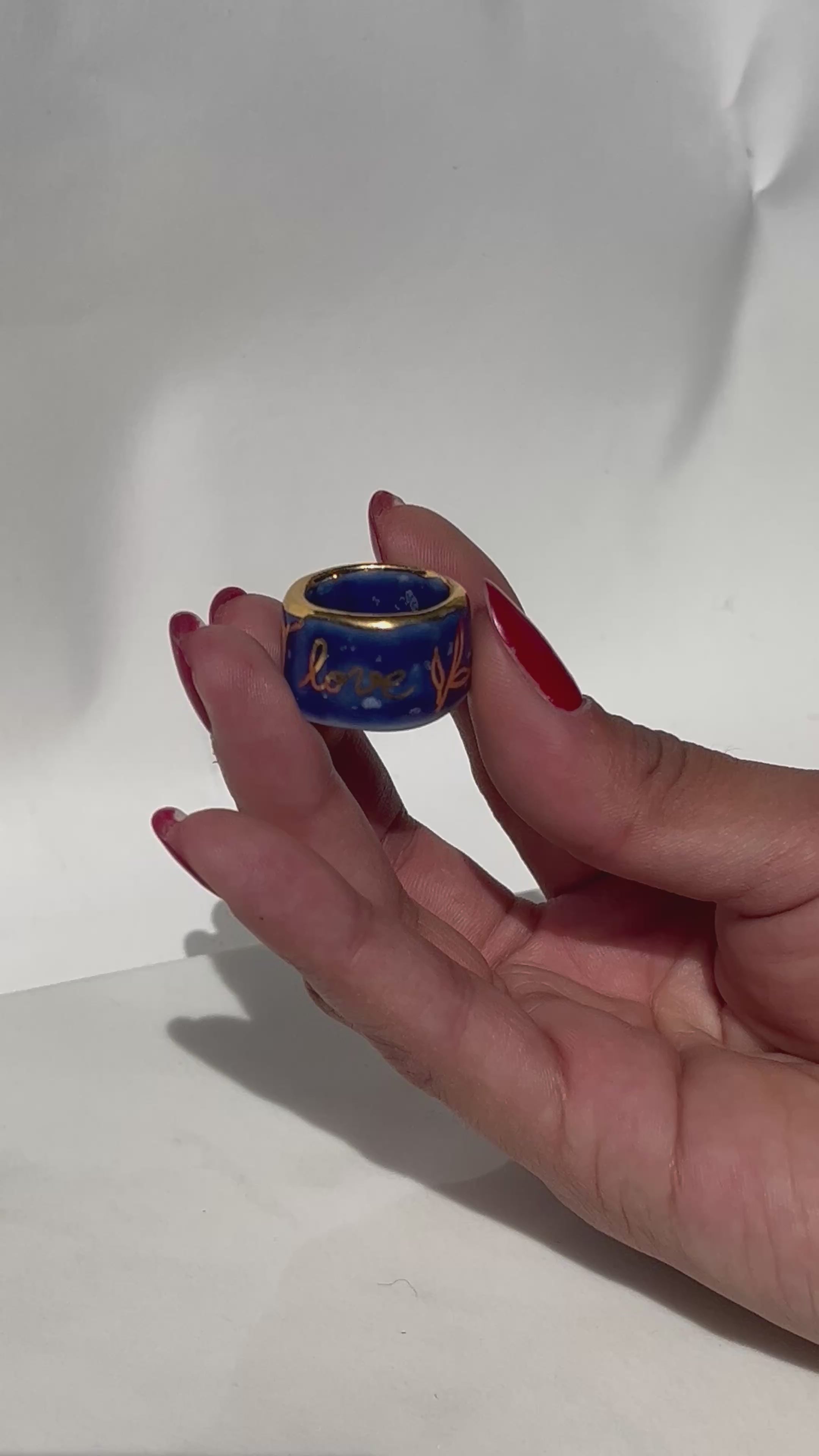 bague en porcelaine bleu nuit émaillée en taille 51FR. Avec de liserés en or brillant Inscription "love" écrit en lettres d'or, entouré de détails floraux, peints à la main.