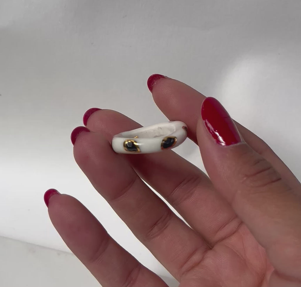 petite Bague taille 55 fr en porcelaine  fait main avec un motif pois noir et or 