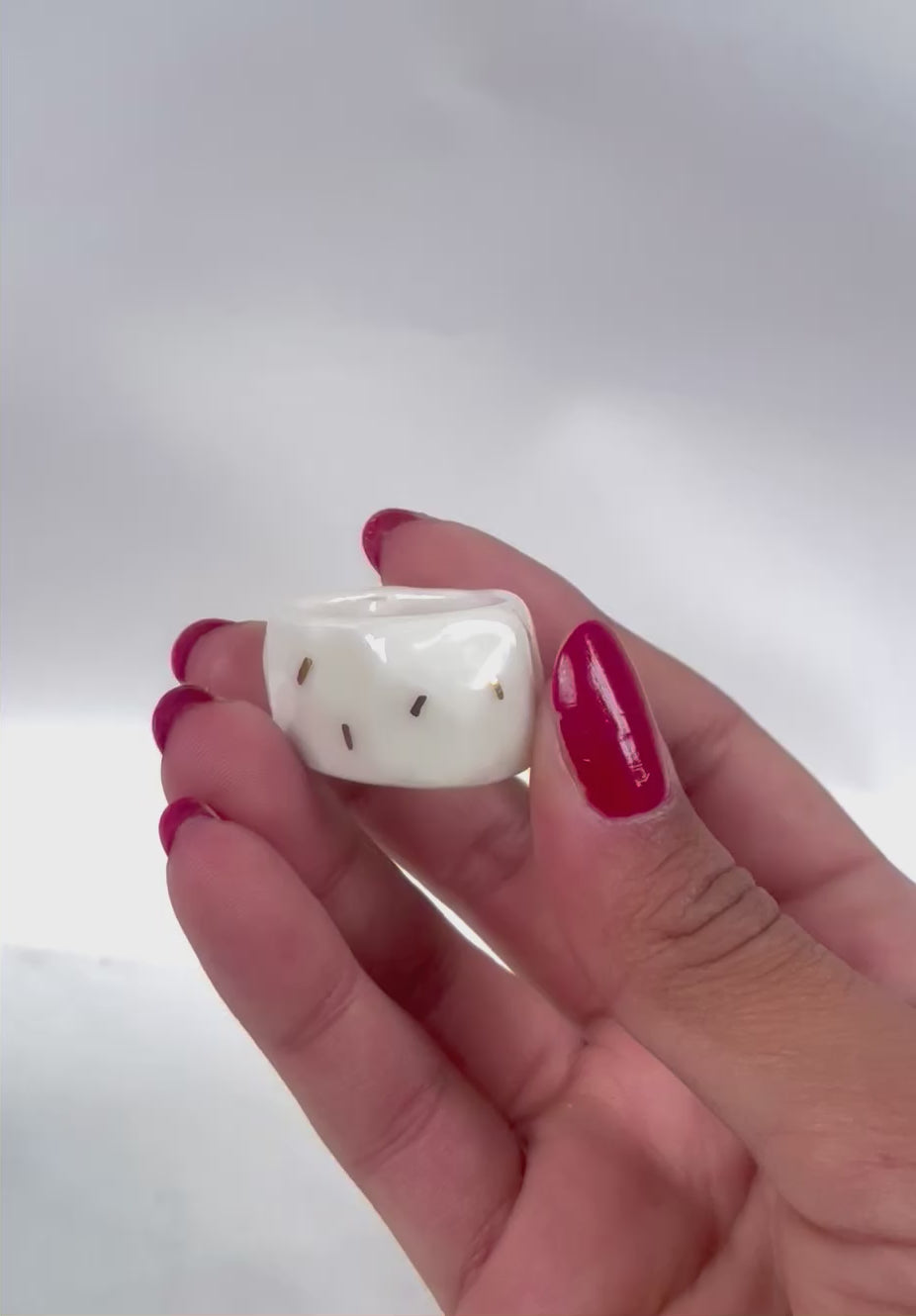 Bague large en porcelaine et traits dorés fabriqué à la main et peint à la main en taille 59 FR