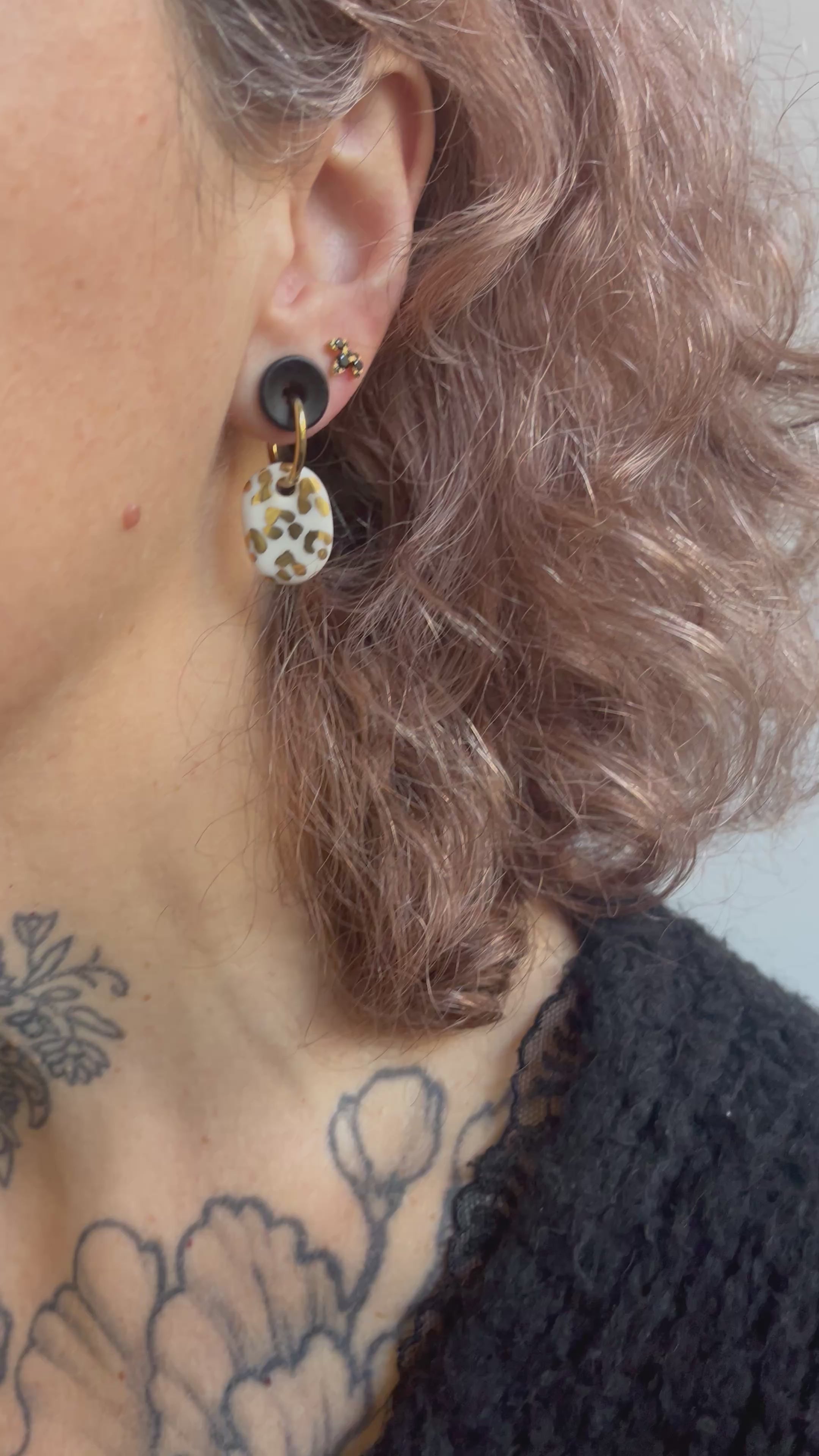Petites boucles en porcelaine léopard 
