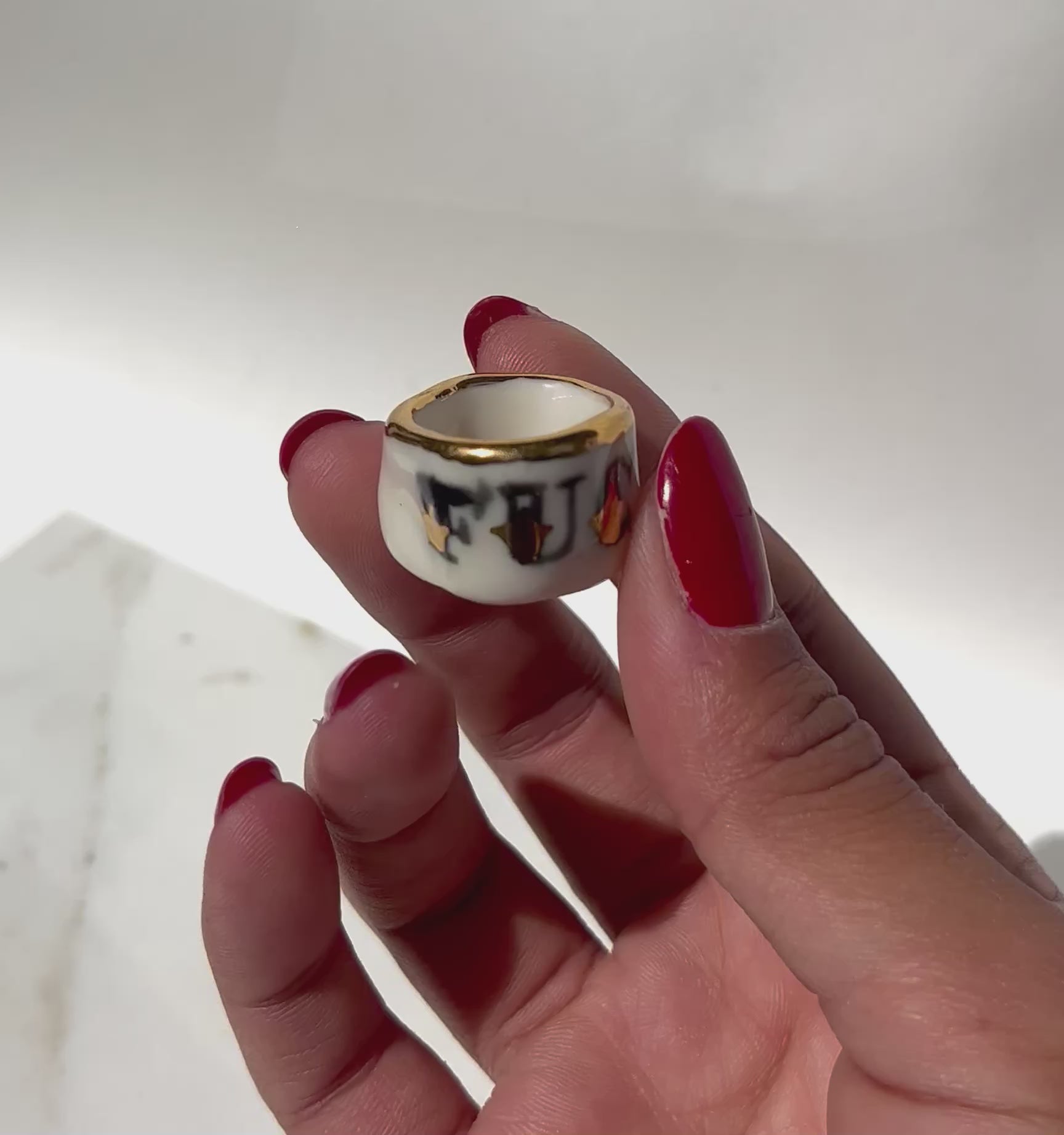Bague taille 53 fr  en porcelaine blanche et or inscription fuck peint à la main 
